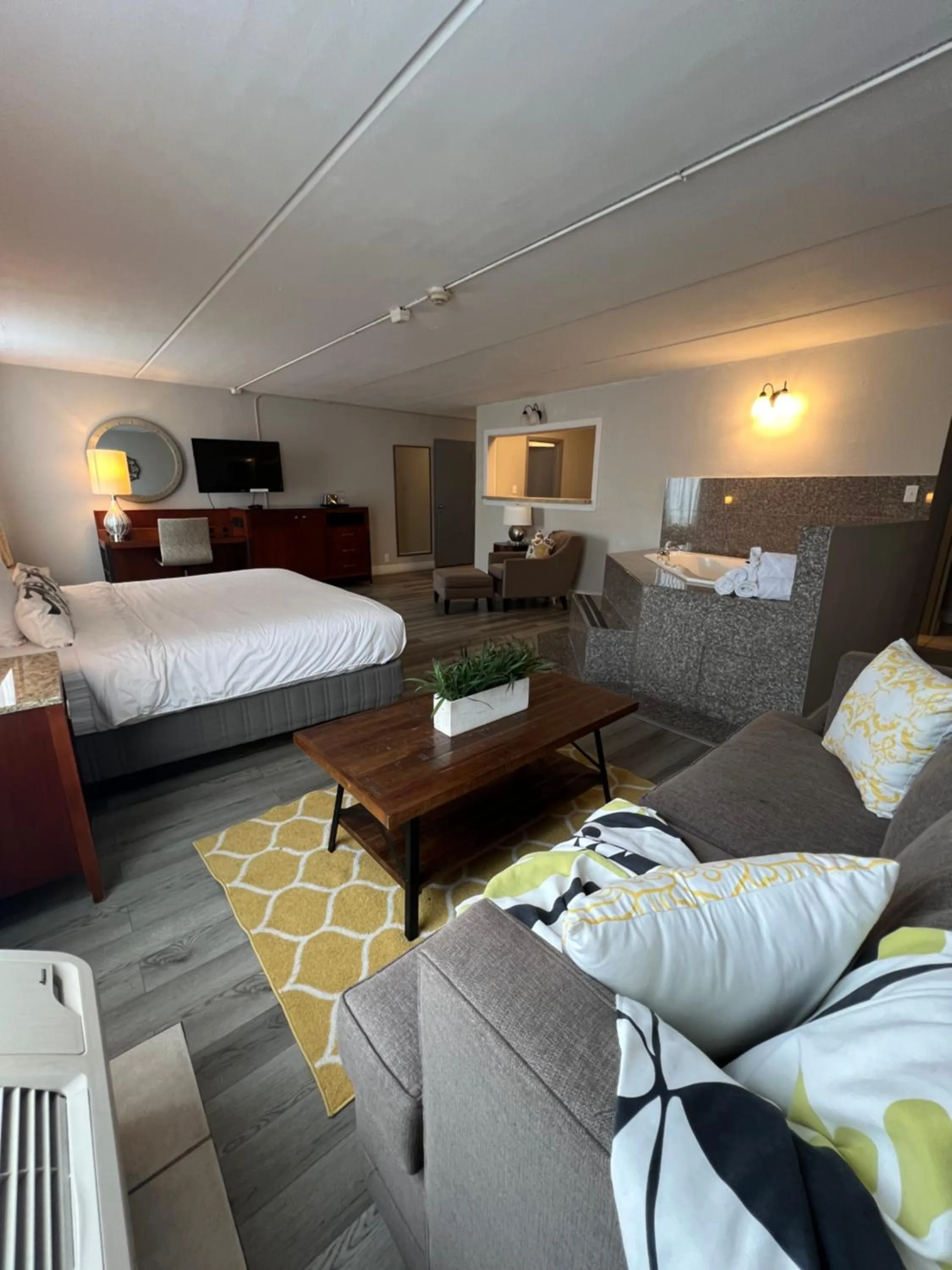 View (from property/room), Bed in The Grand Hotel Spindletop