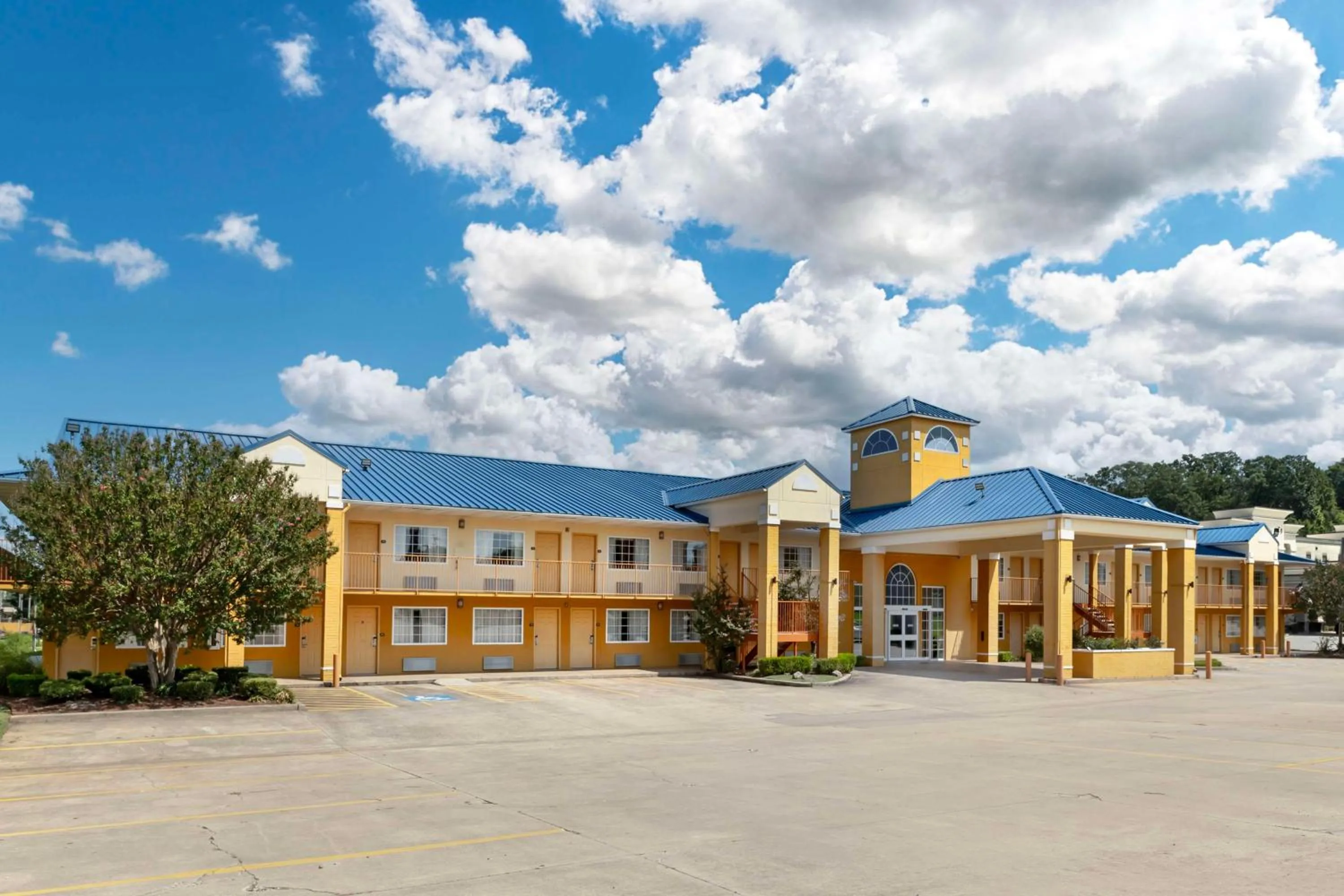Property building in Best Western Van Buren Inn