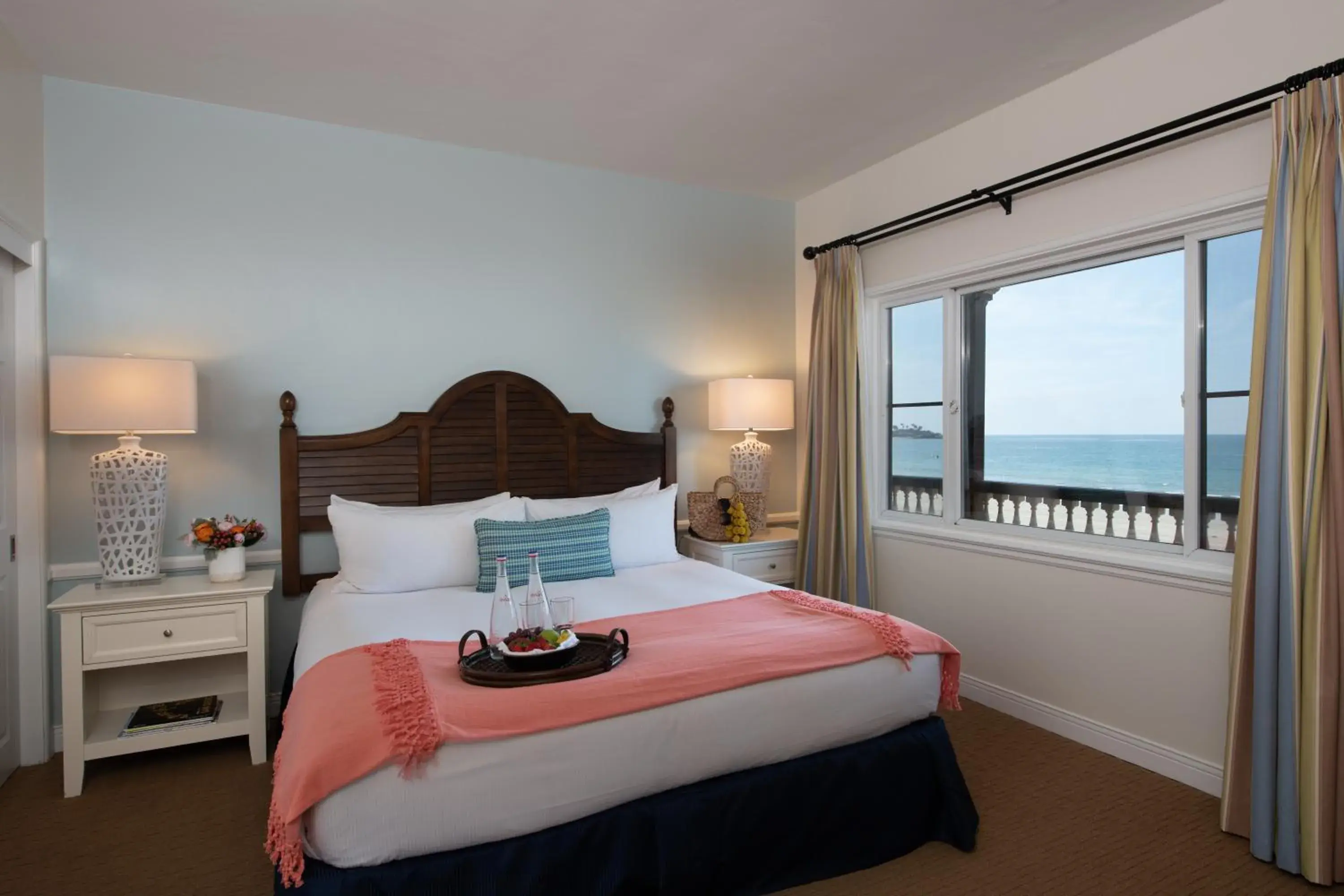 Bedroom, Bed in La Jolla Beach & Tennis Club Bedroom, Bed in La Jolla Beach & Tennis Club