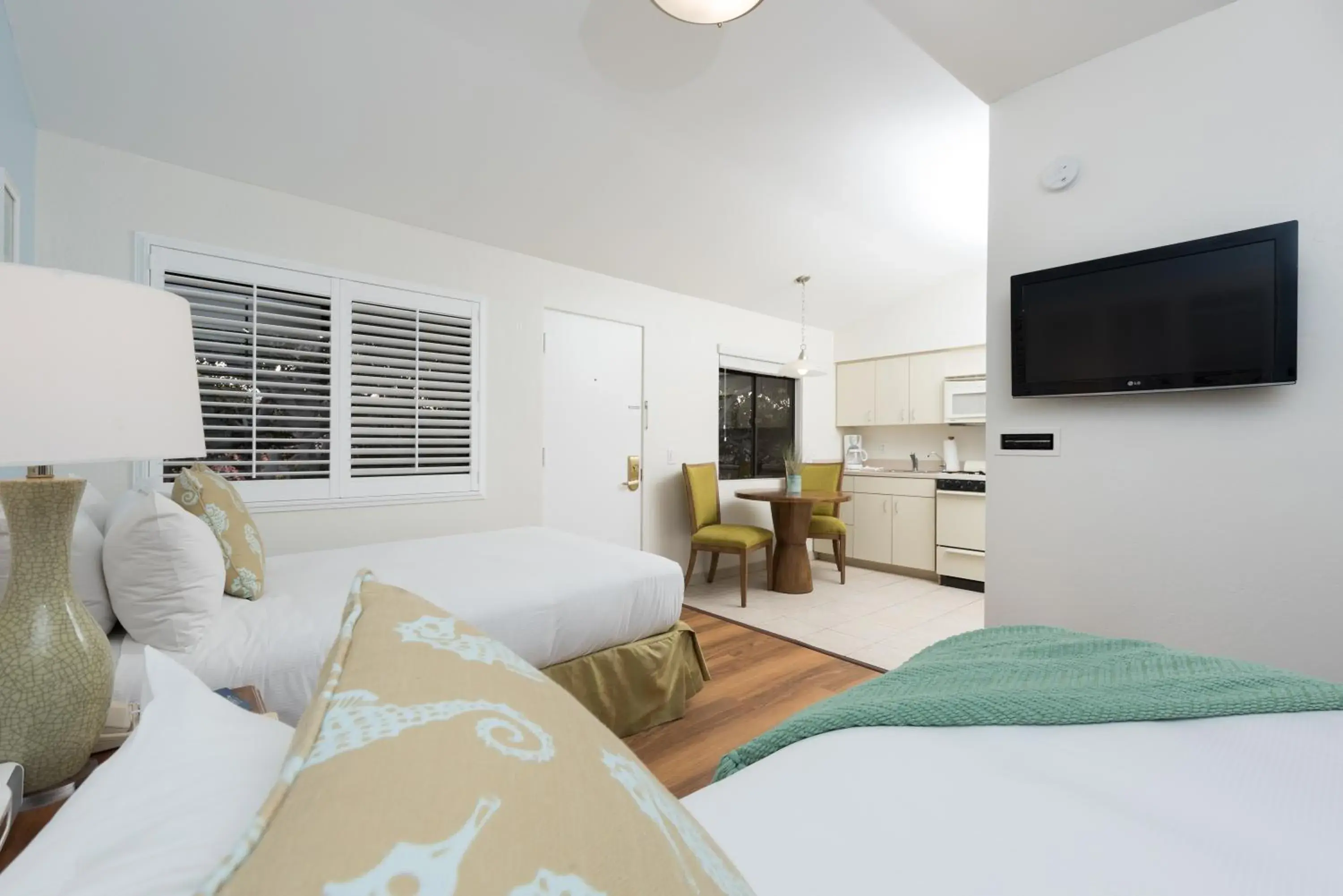 Double Room with Kitchenette in La Jolla Beach & Tennis Club Double Room with Kitchenette in La Jolla Beach & Tennis Club