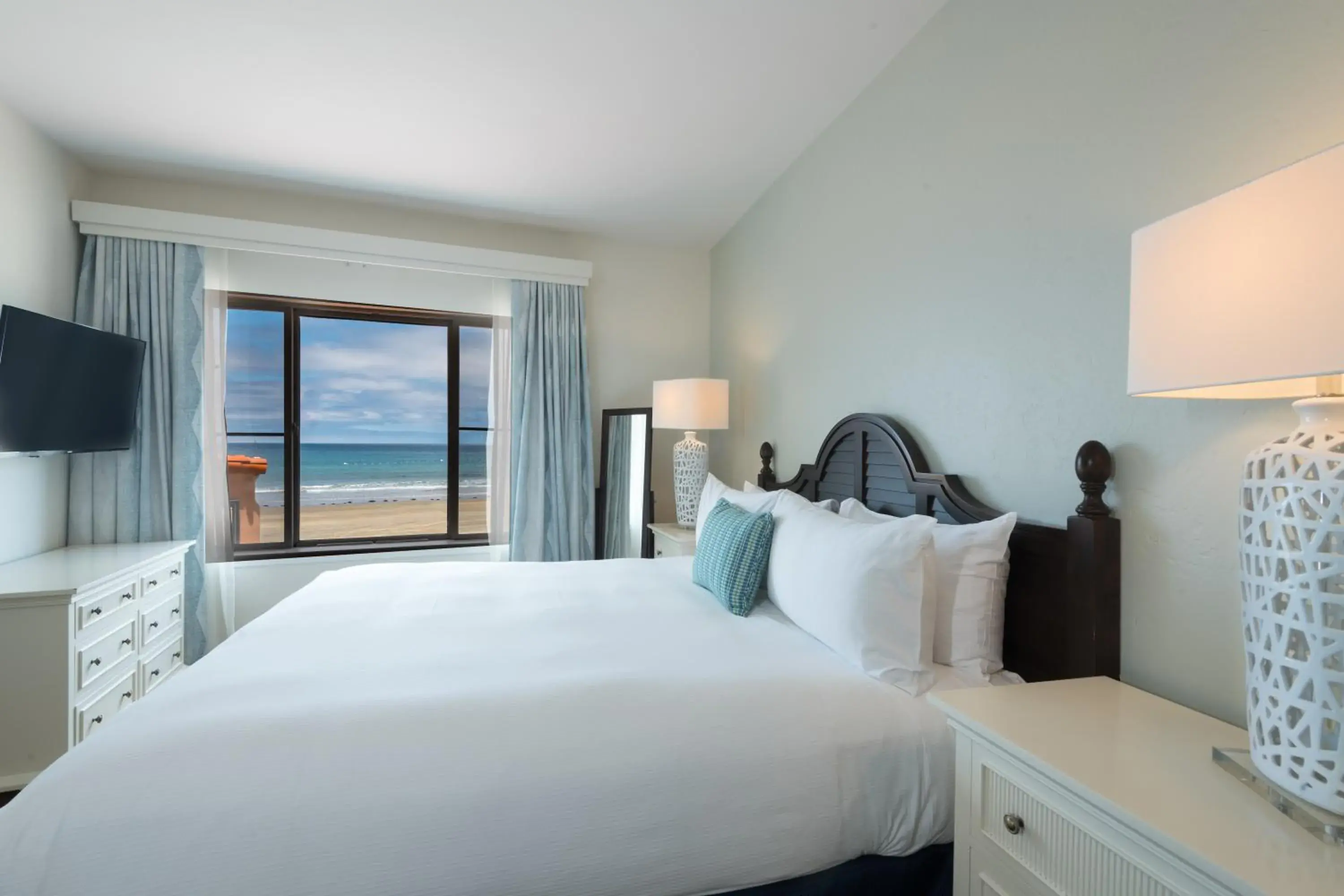 Two-Bedroom Suite in La Jolla Beach & Tennis Club Two-Bedroom Suite in La Jolla Beach & Tennis Club
