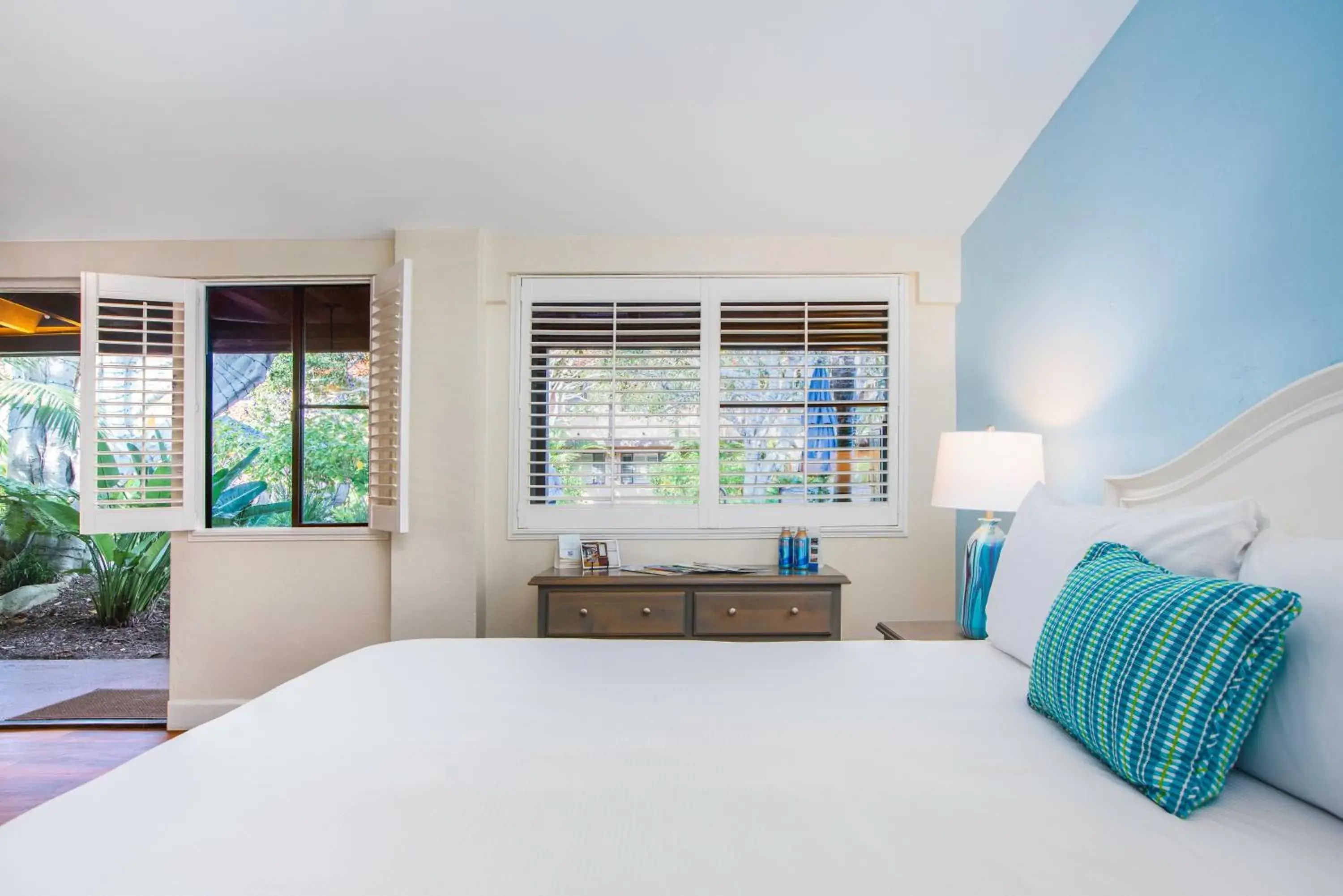 Bed in La Jolla Beach & Tennis Club Bed in La Jolla Beach & Tennis Club