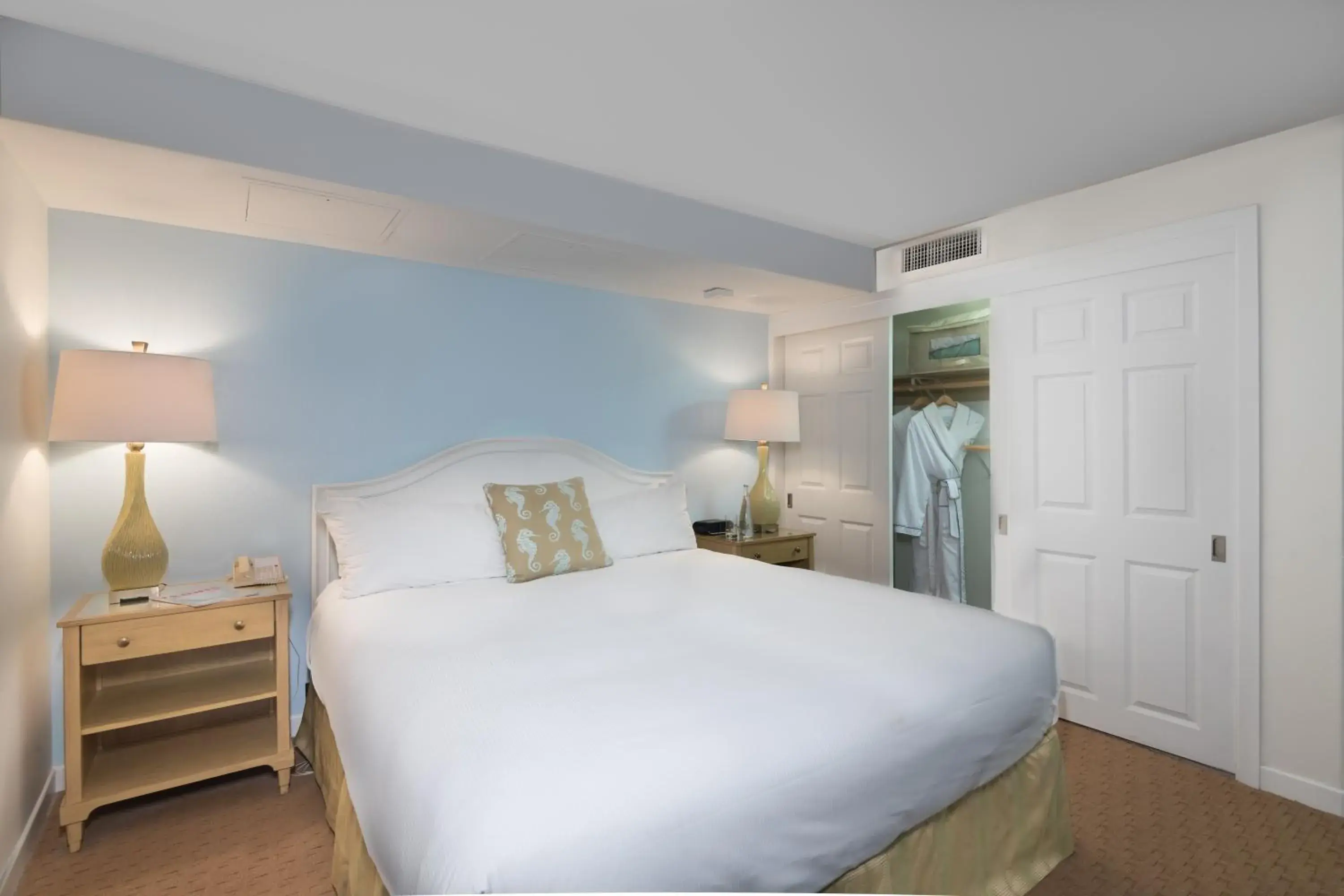 Two-Bedroom Suite in La Jolla Beach & Tennis Club Two-Bedroom Suite in La Jolla Beach & Tennis Club