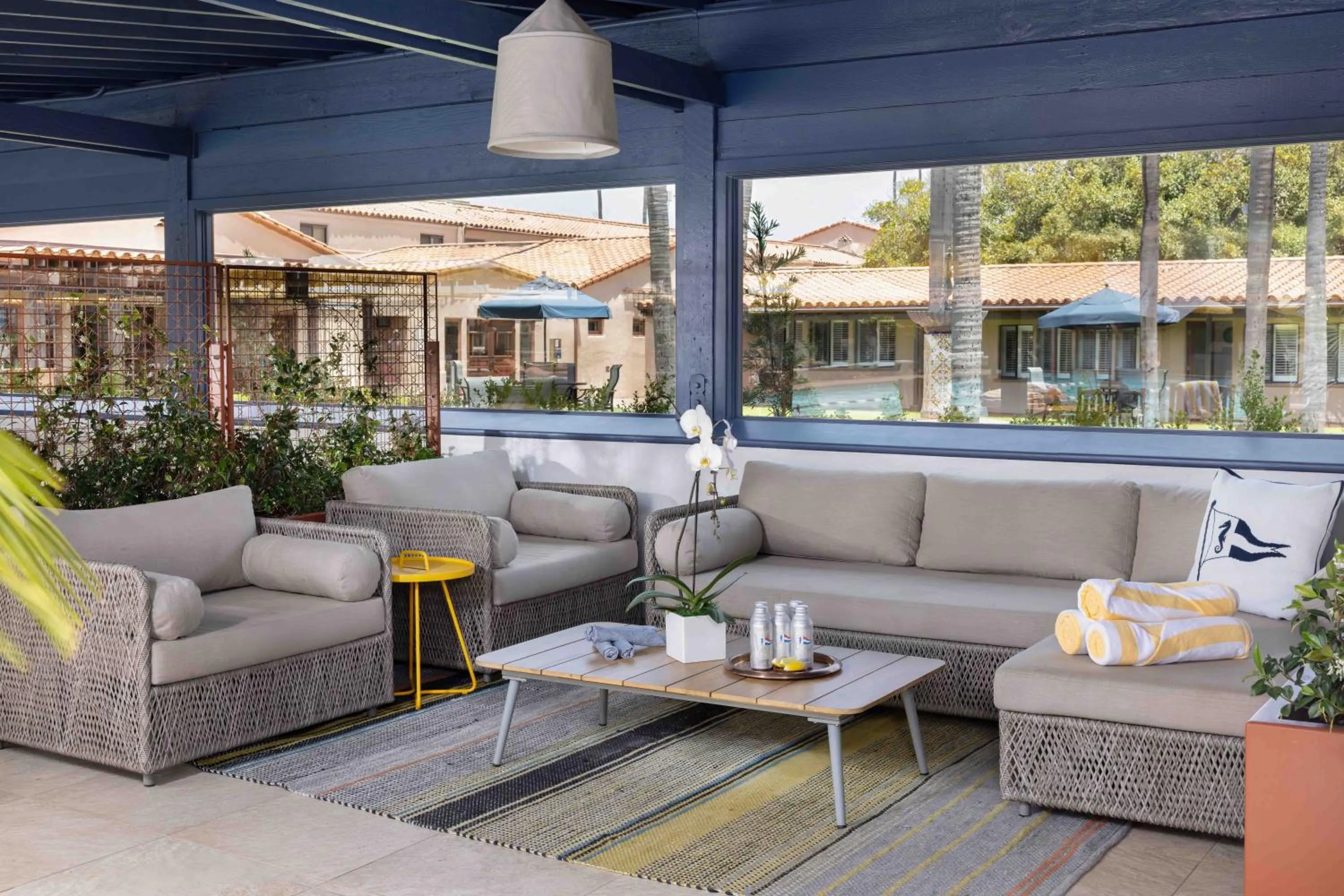 Seating area in La Jolla Beach & Tennis Club