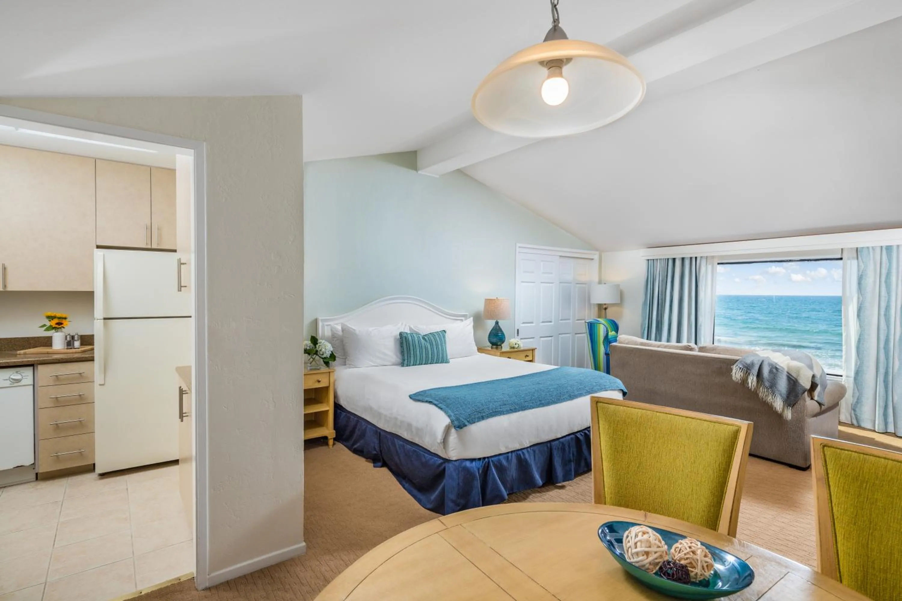 Kitchen or kitchenette, Bed in La Jolla Beach & Tennis Club