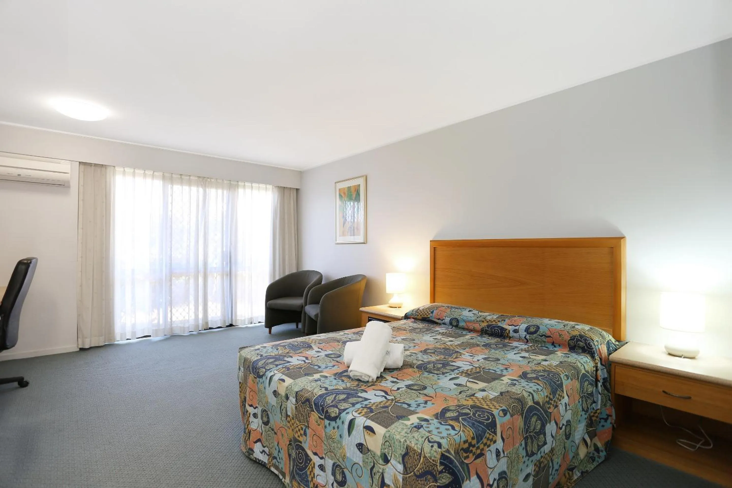 Bed in Reef Resort Motel