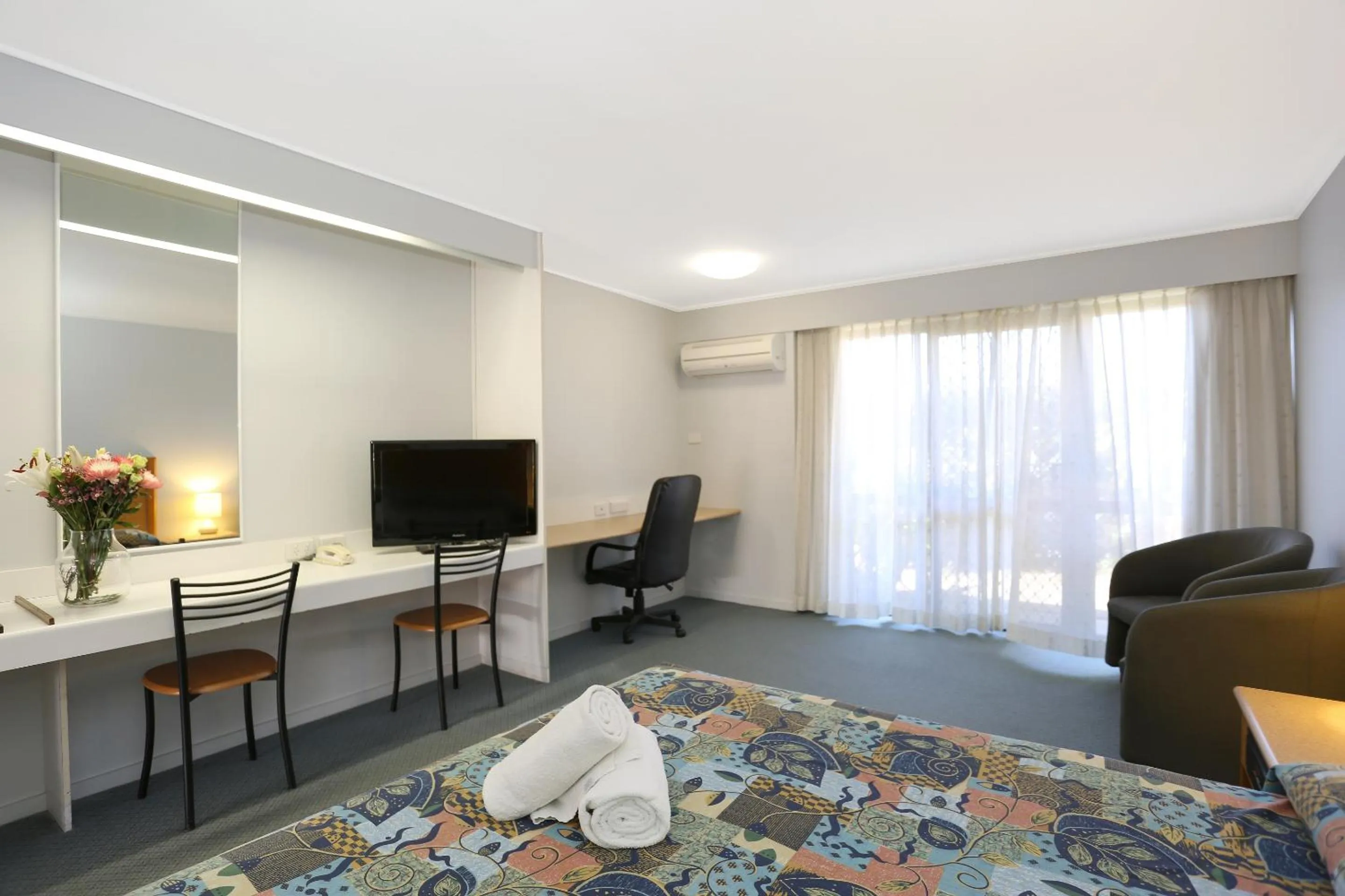 Bed in Reef Resort Motel