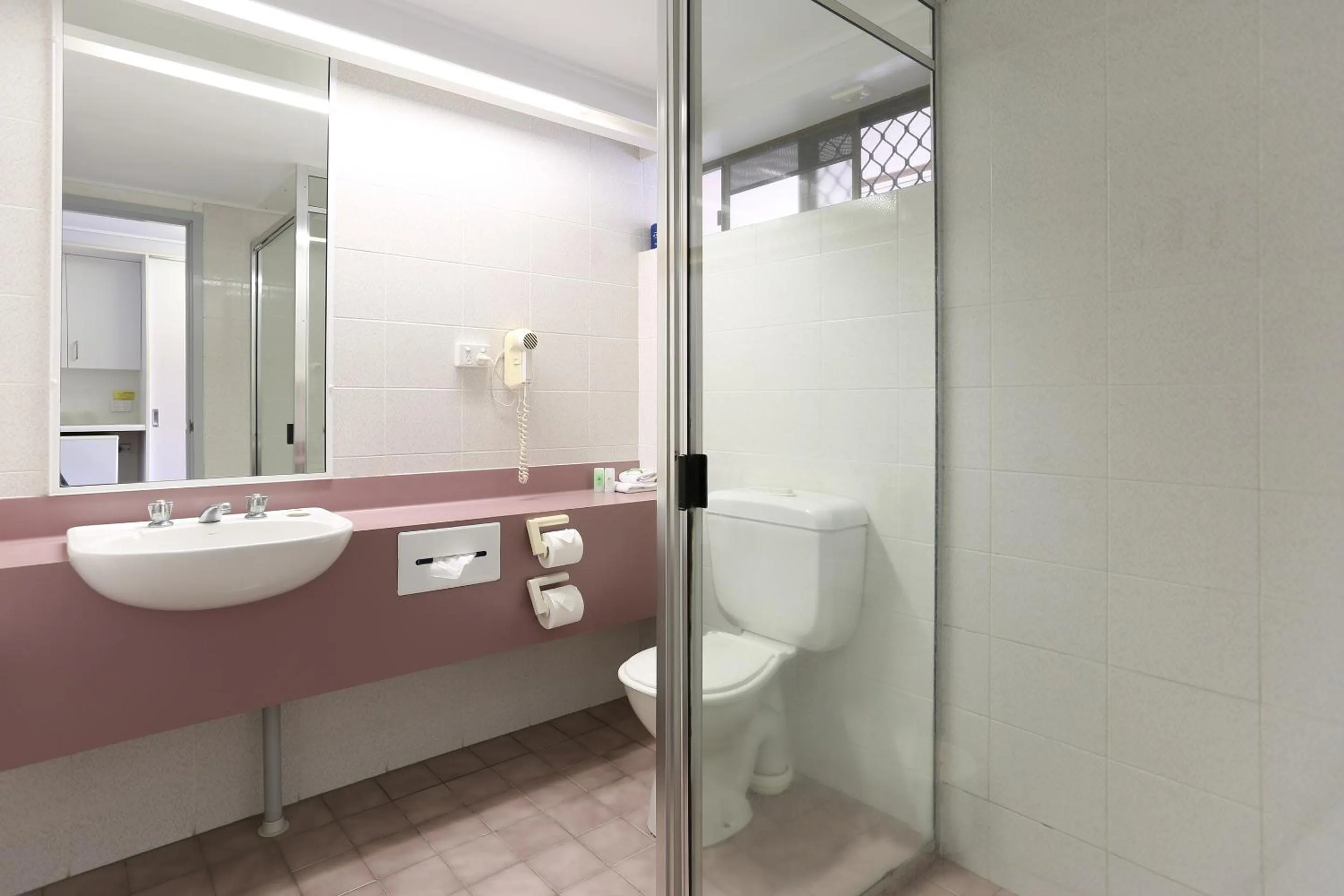 Bathroom in Reef Resort Motel