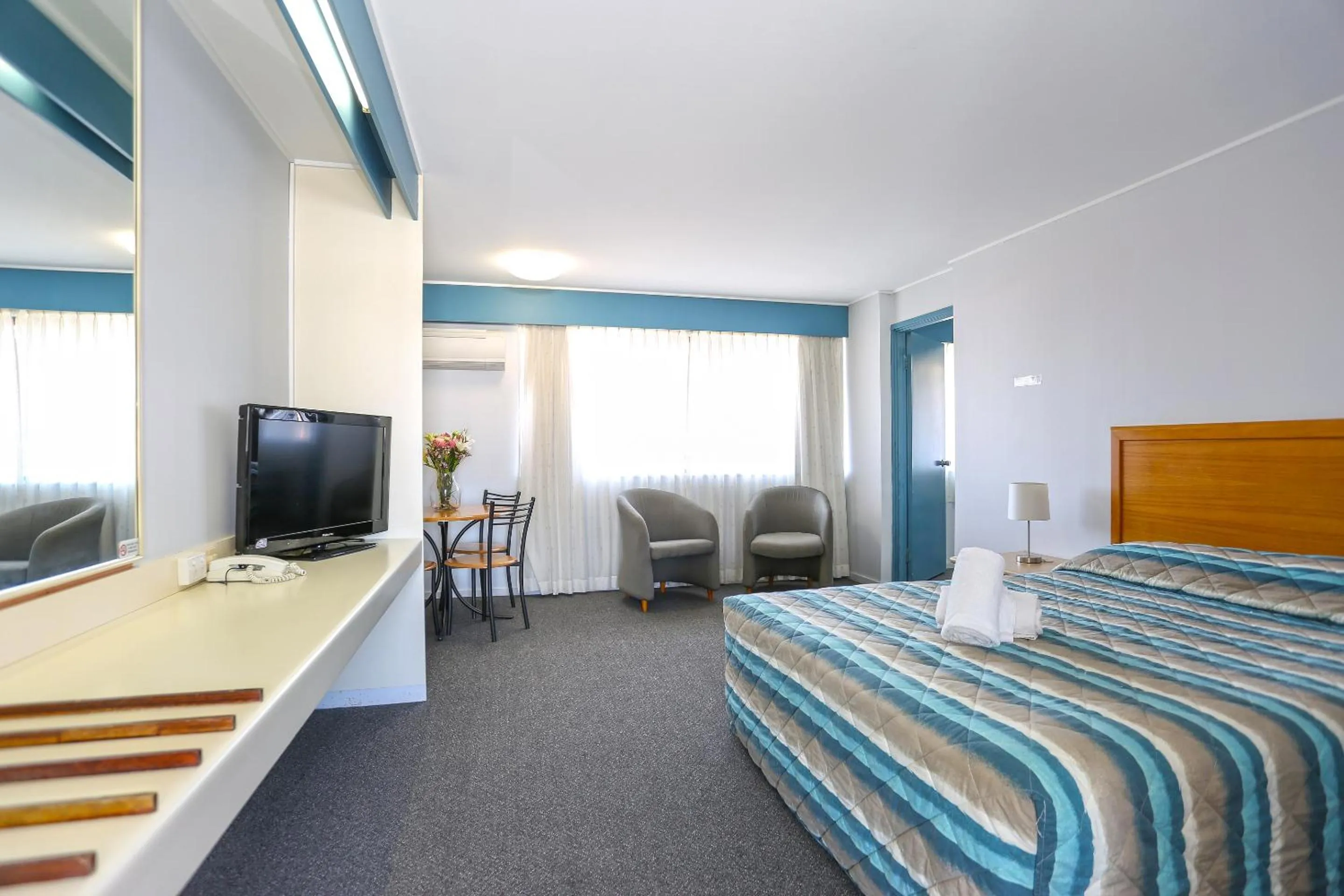 Bed in Reef Resort Motel