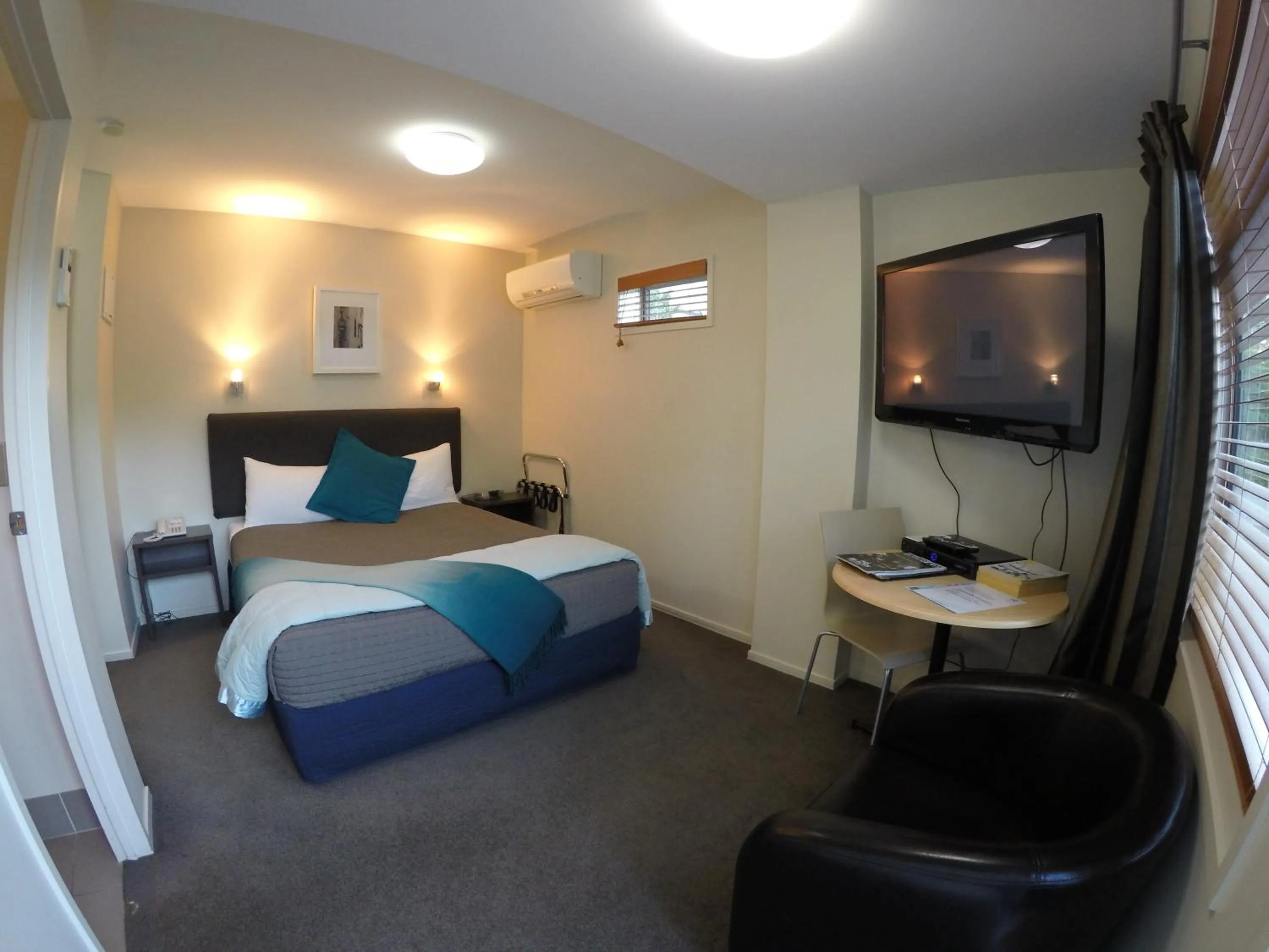 Photo of the whole room, Bed in Abaco on Jervois