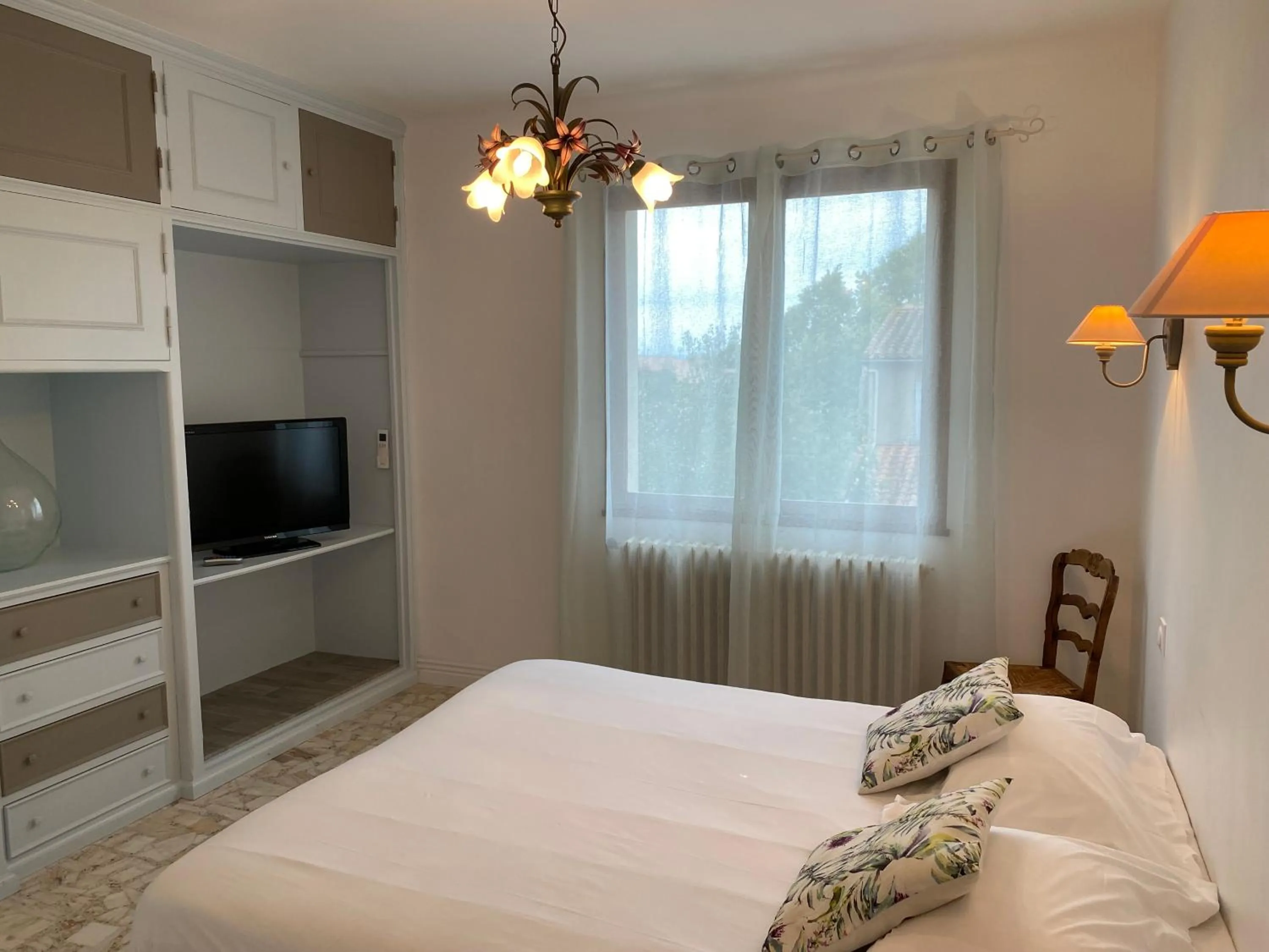 Photo of the whole room, Bed in MAISON MIGNARDISE - Cité