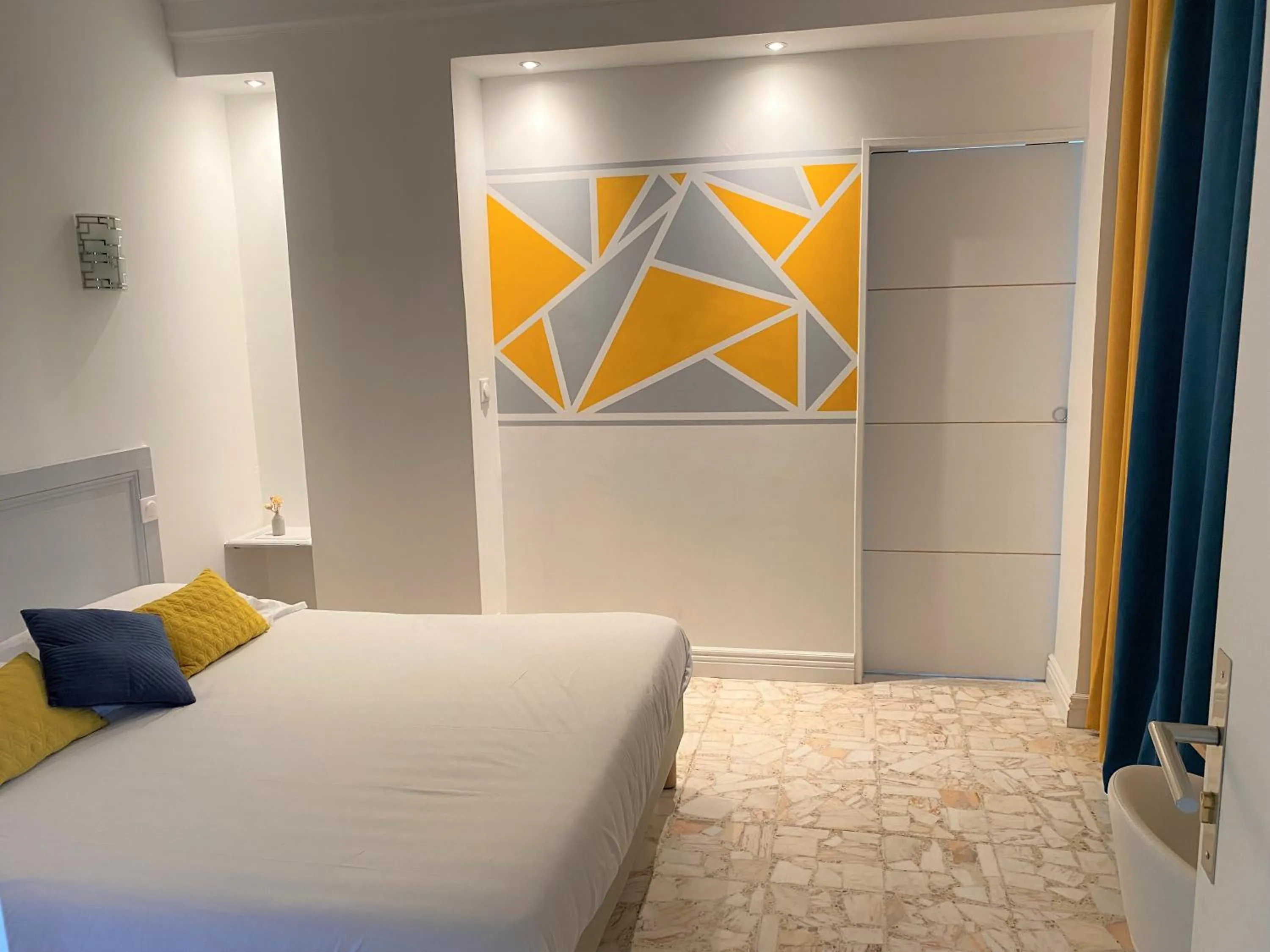 Photo of the whole room, Bed in MAISON MIGNARDISE - Cité