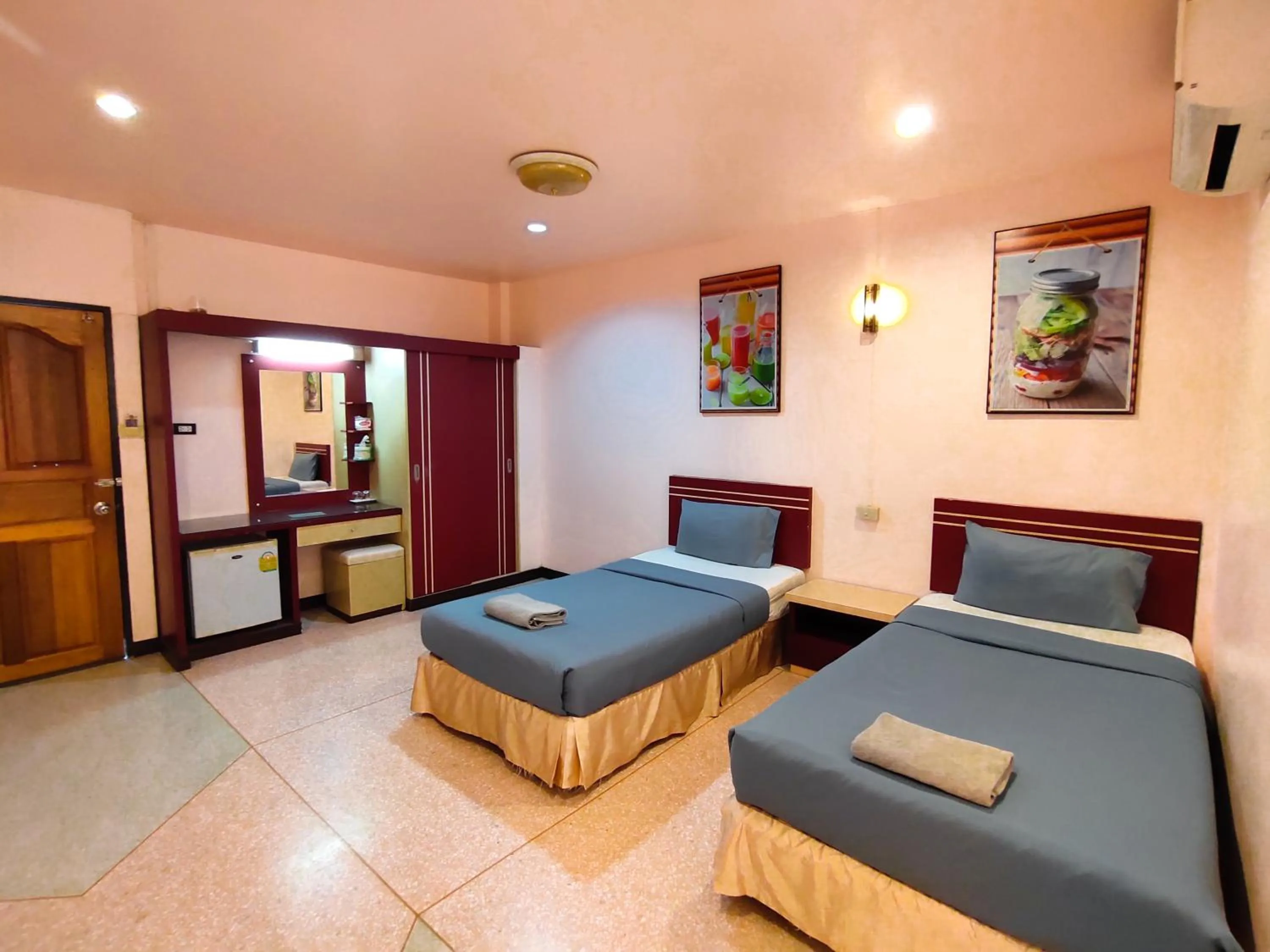 Photo of the whole room, Bed in Srisomthai Hotel