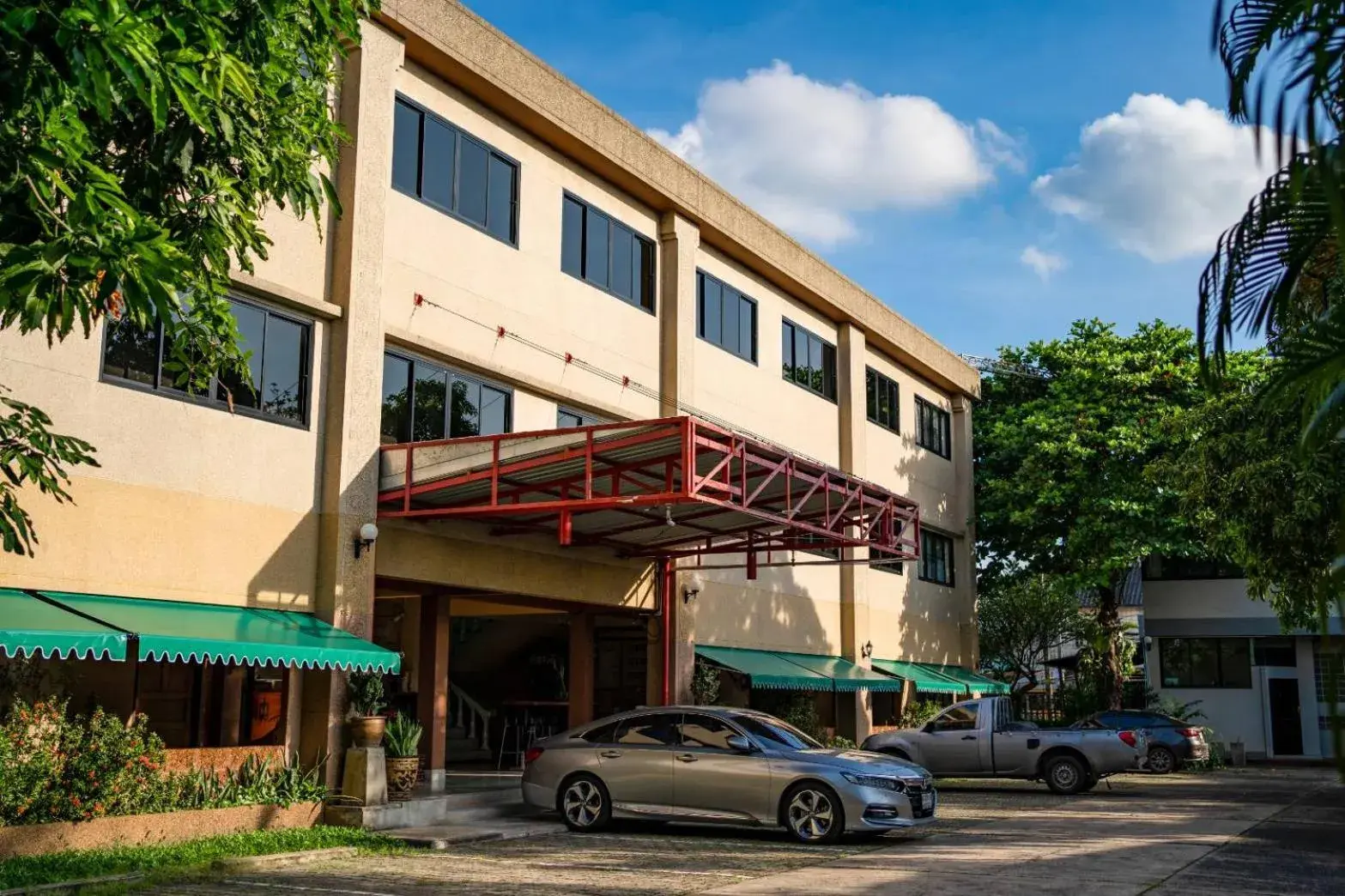 Property building in Srisomthai Hotel Property building in Srisomthai Hotel