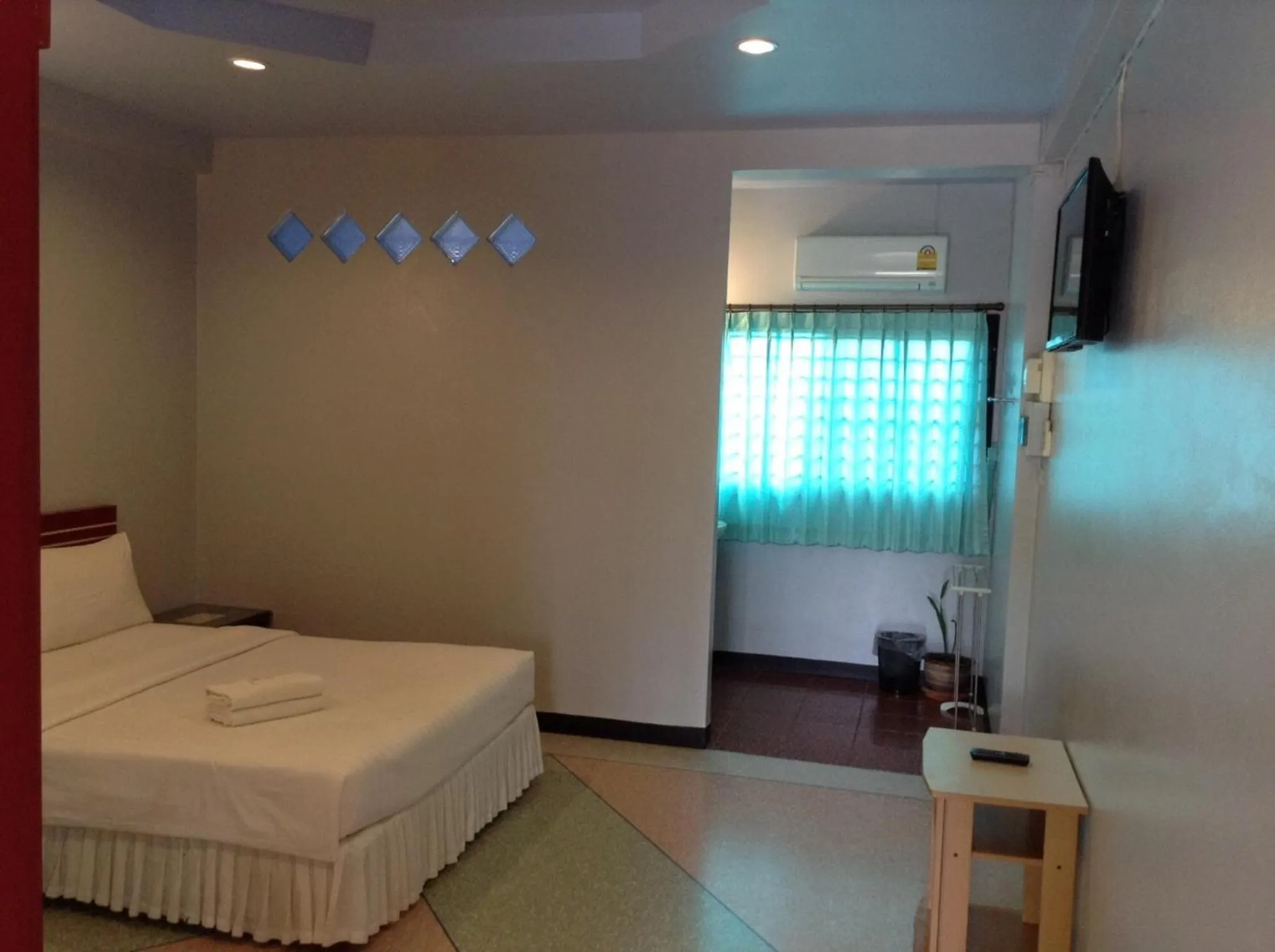 Photo of the whole room, Bed in Srisomthai Hotel