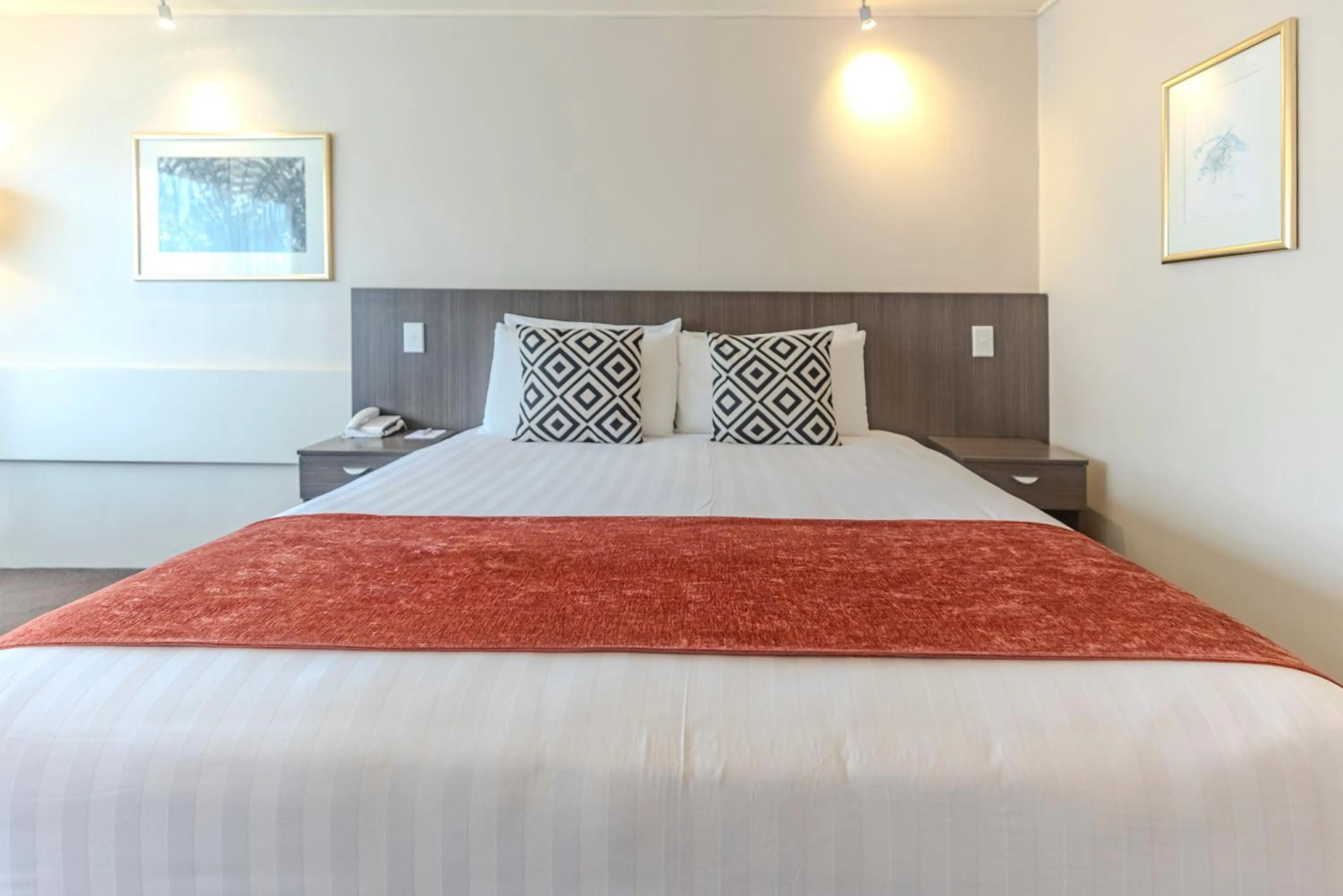 Bed in Kingsgate Hotel Te Anau