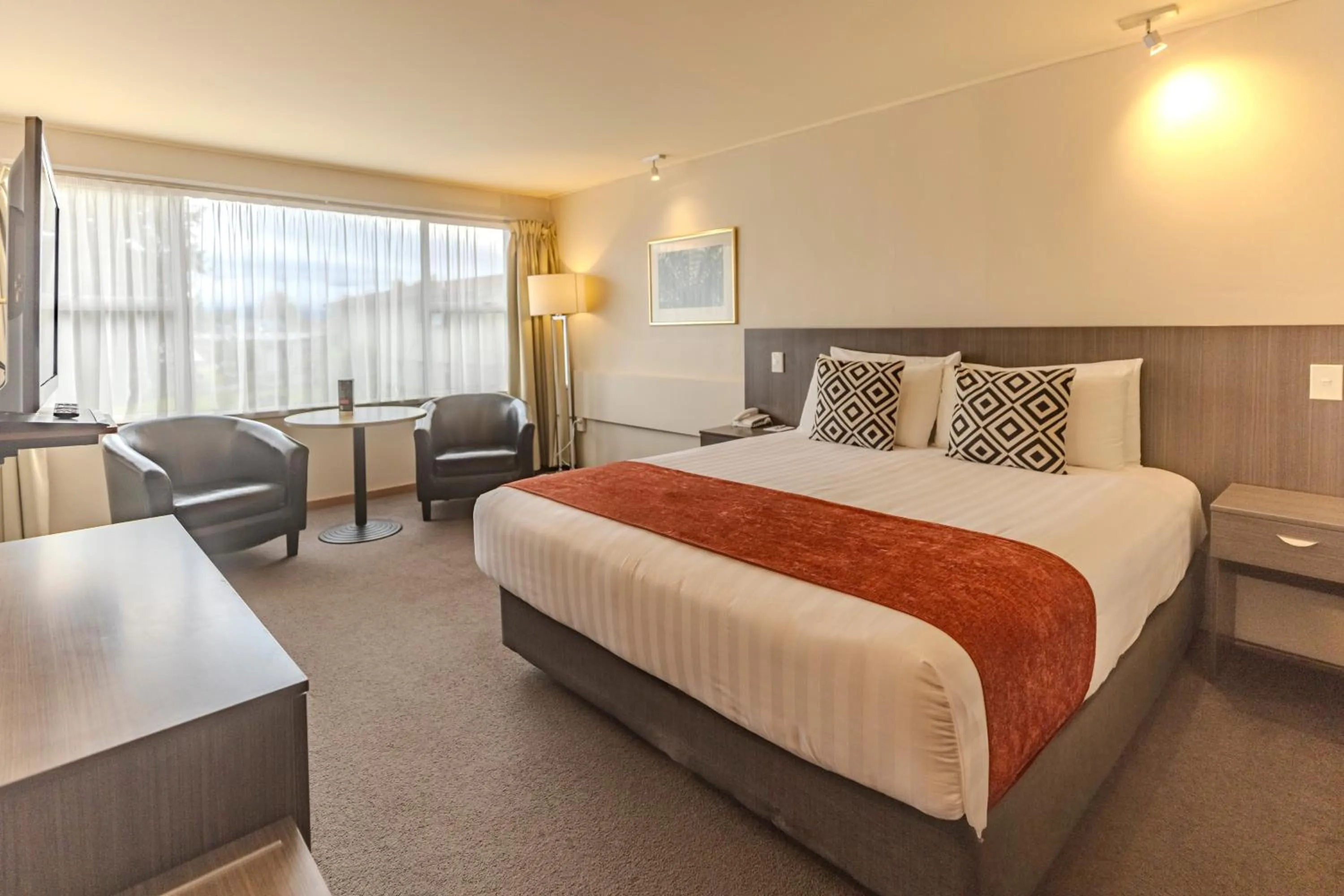 Bed in Kingsgate Hotel Te Anau