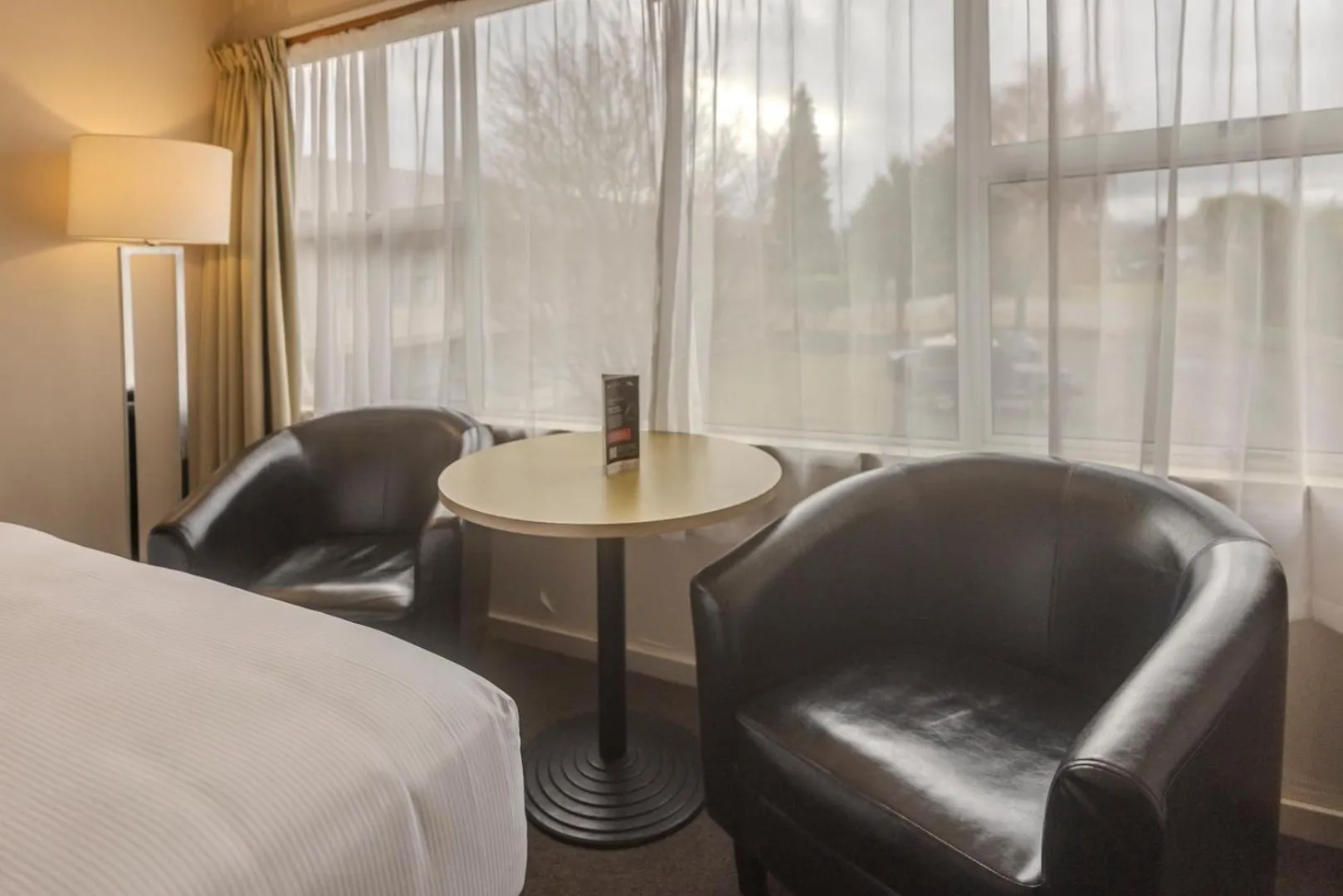 Seating area, Bed in Kingsgate Hotel Te Anau