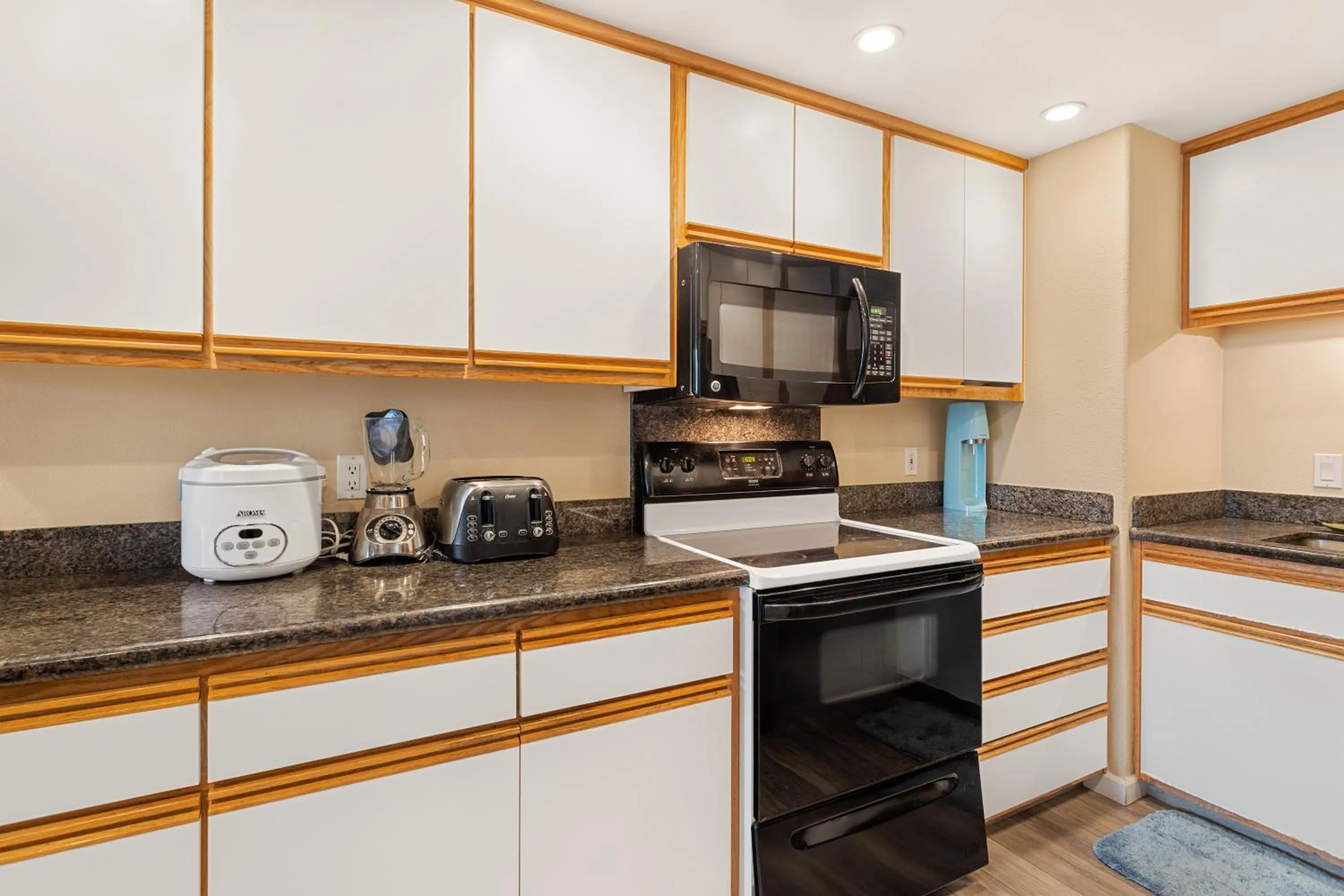 Kitchen or kitchenette in Kauhale Makai 535