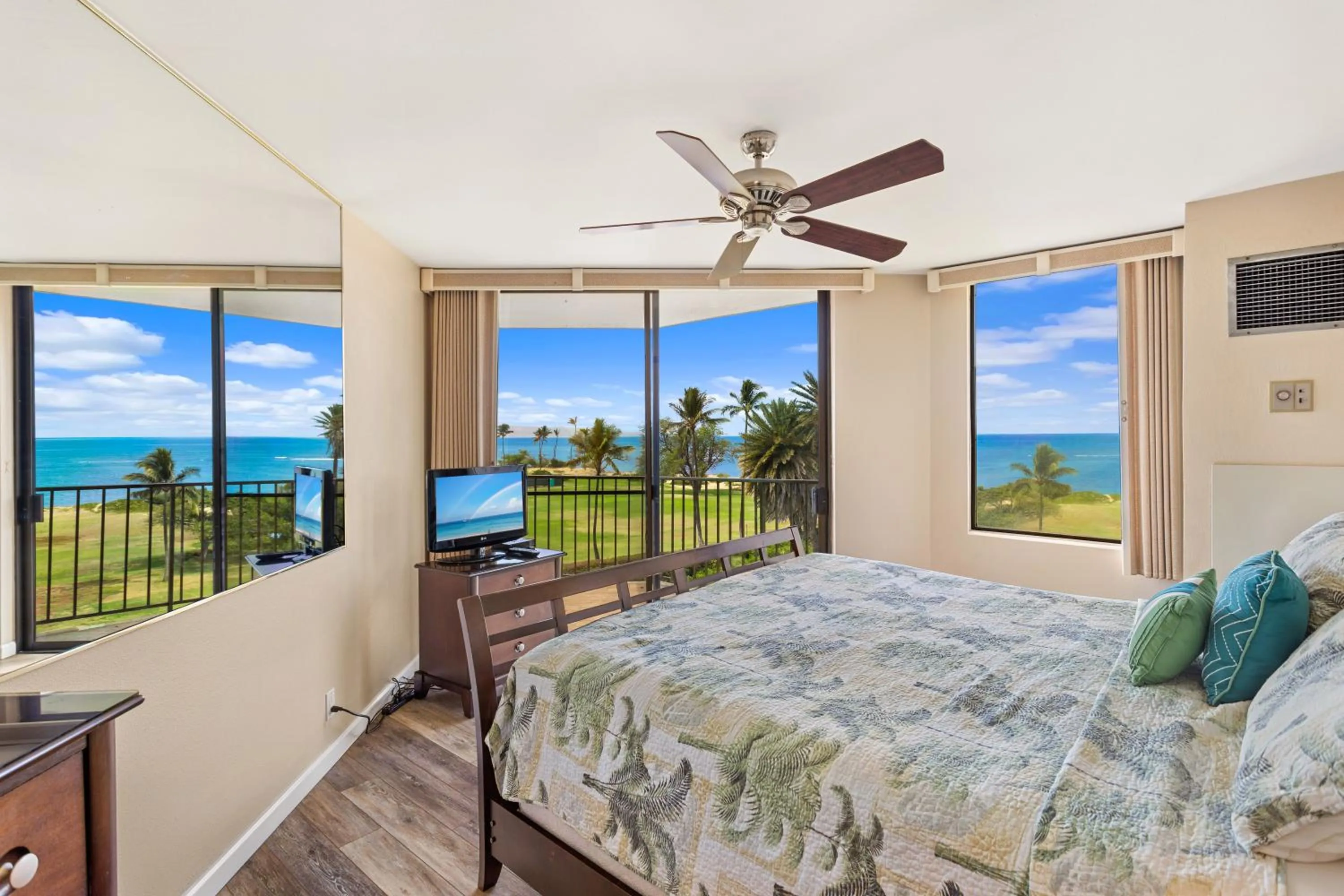 Property building, Bed in Kauhale Makai 535