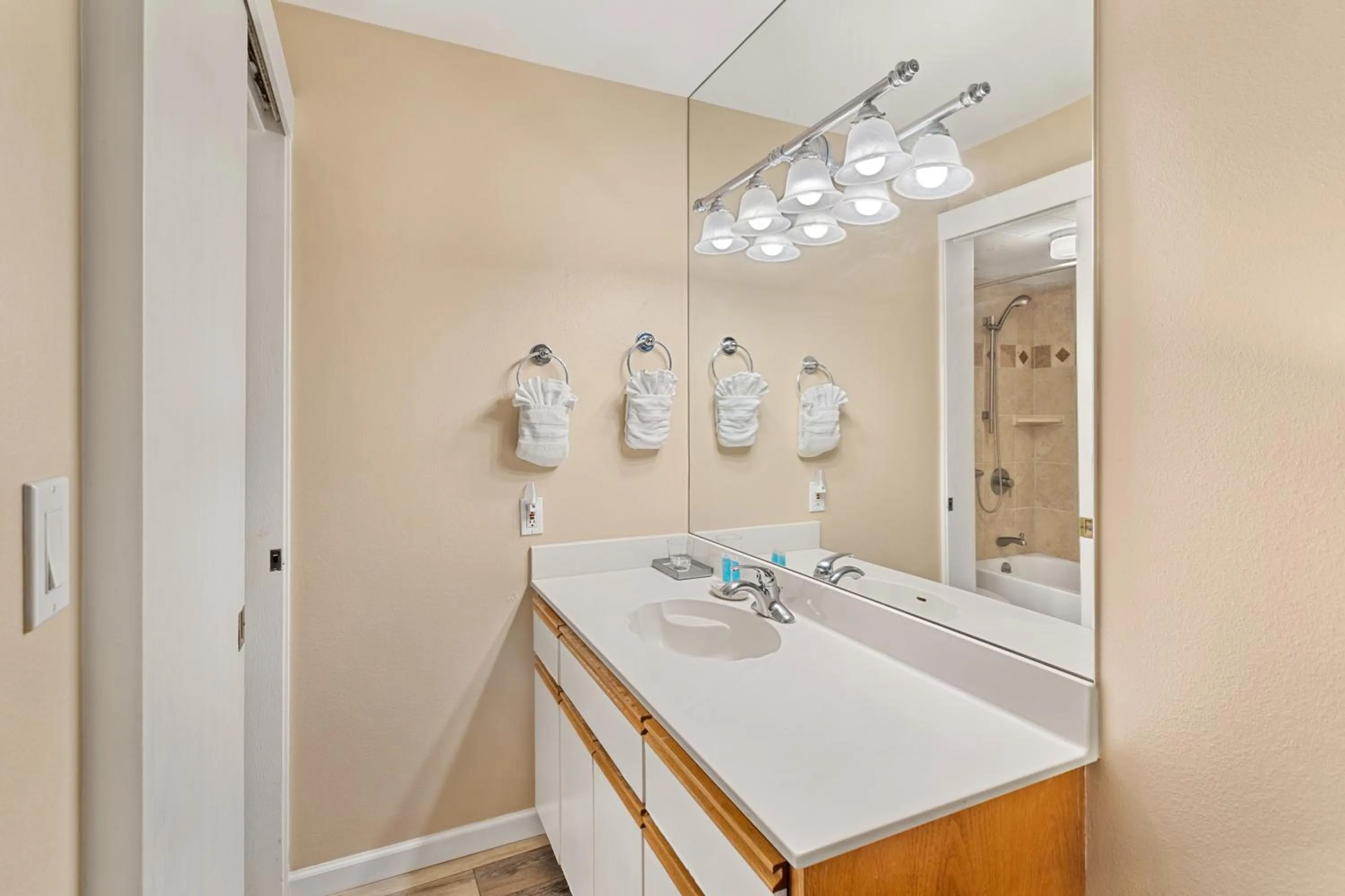 Property building in Kauhale Makai 535