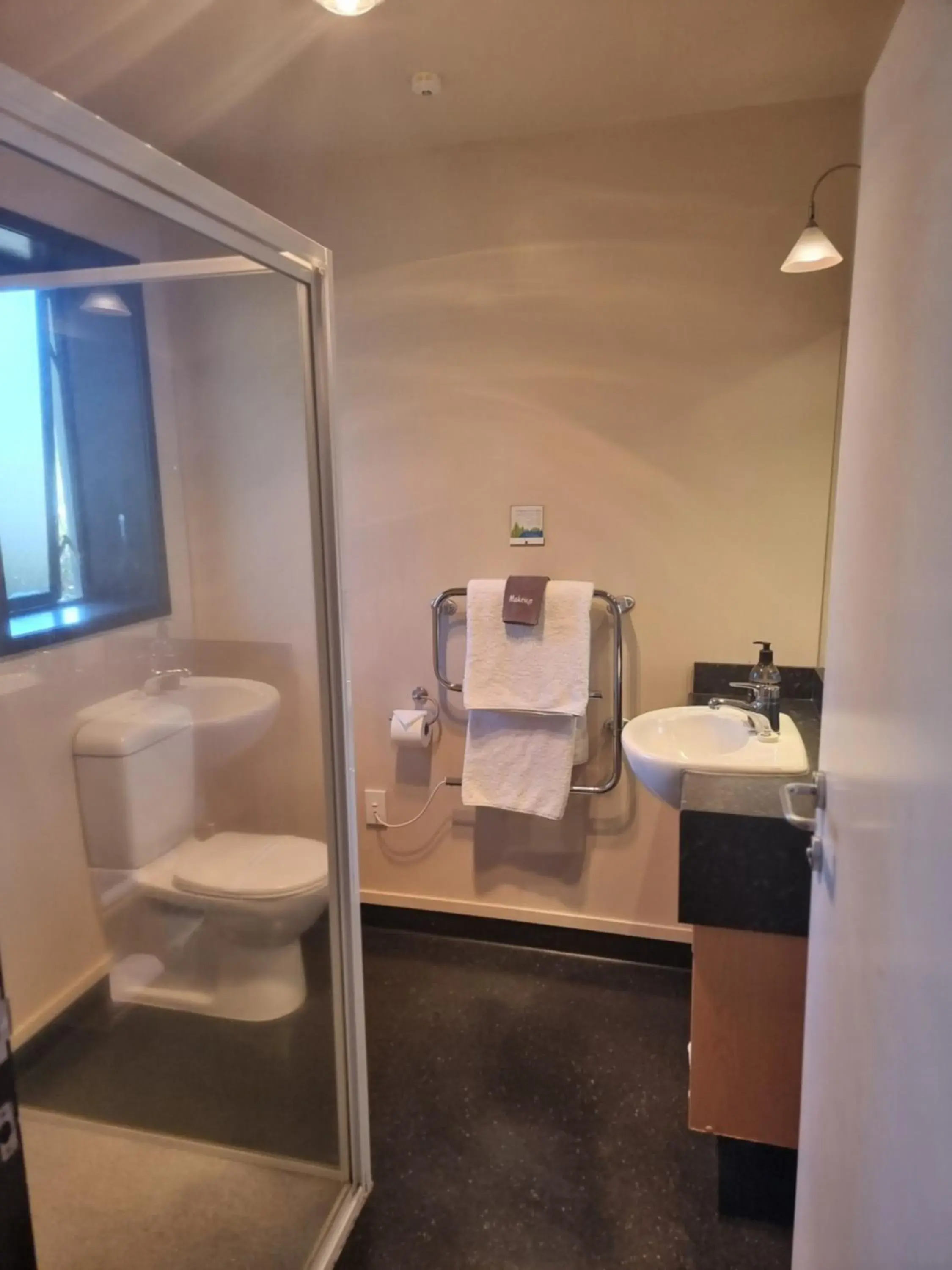 Bathroom in Broadway Motel Bathroom in Broadway Motel