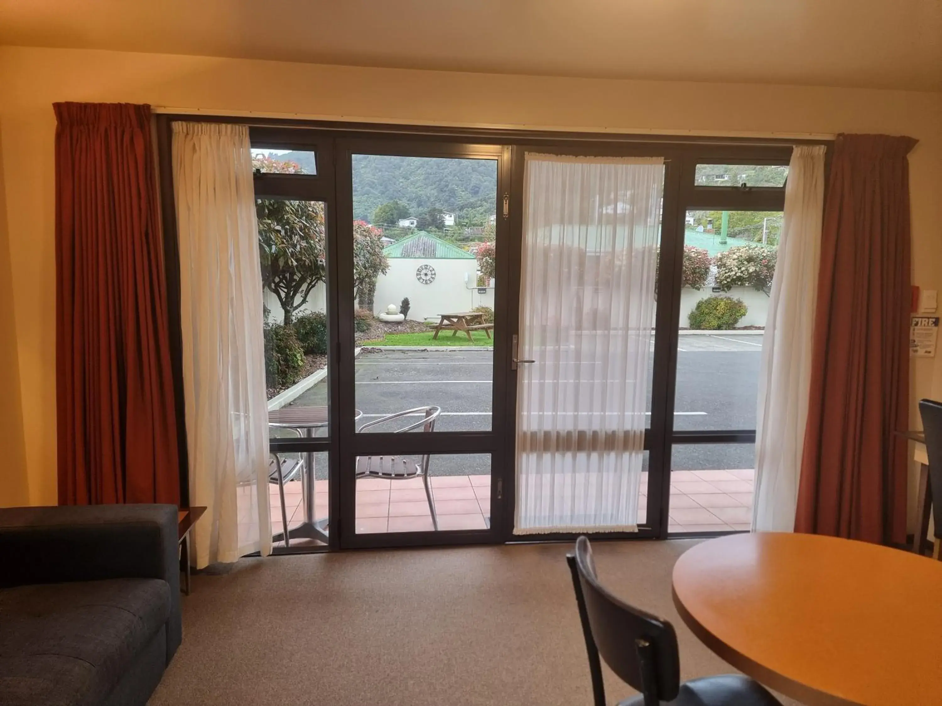 Inner courtyard view in Broadway Motel Inner courtyard view in Broadway Motel