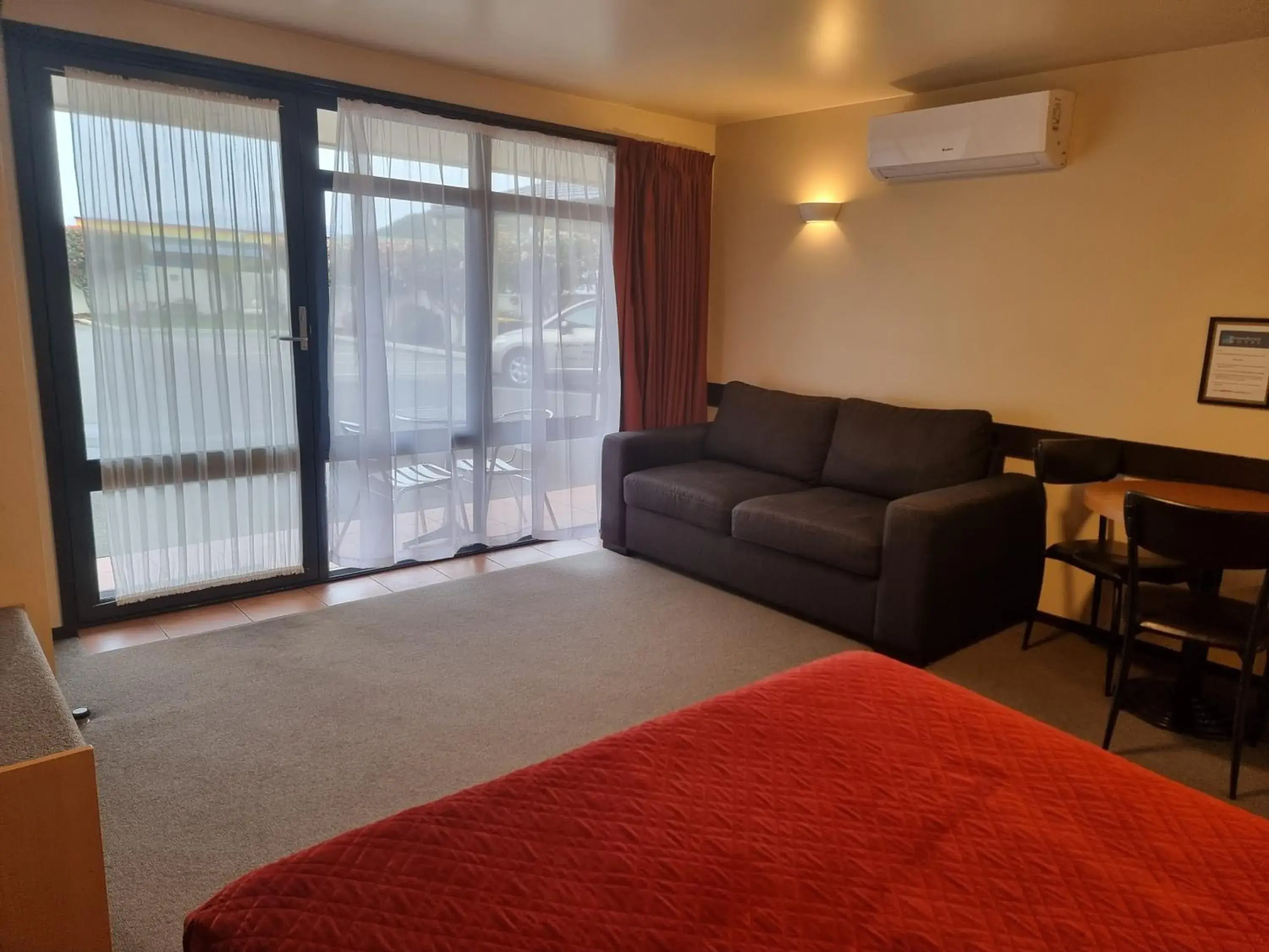 Inner courtyard view, Bed in Broadway Motel Inner courtyard view, Bed in Broadway Motel