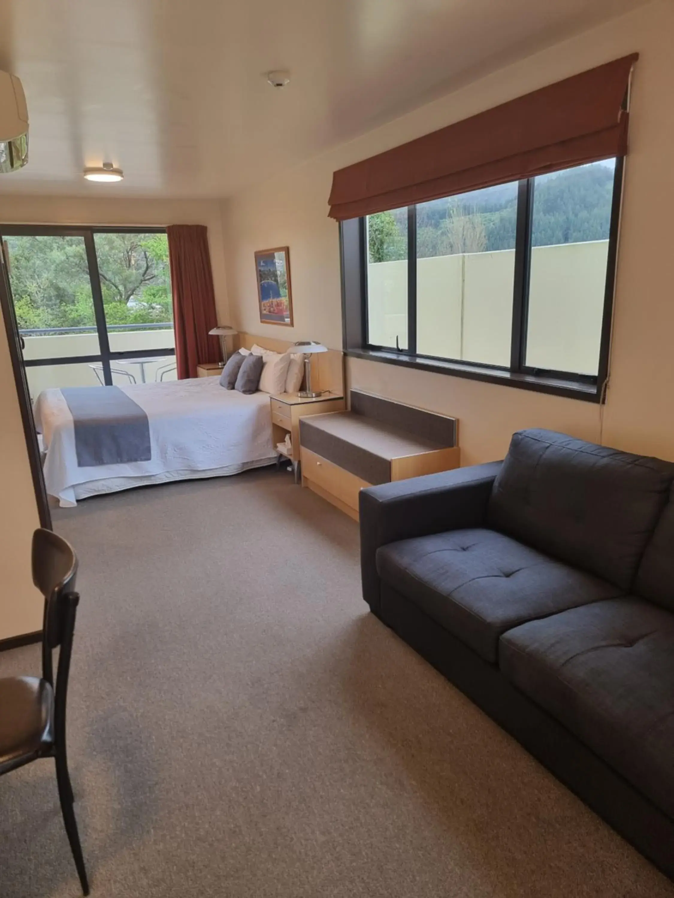 Patio, Bed in Broadway Motel Patio, Bed in Broadway Motel