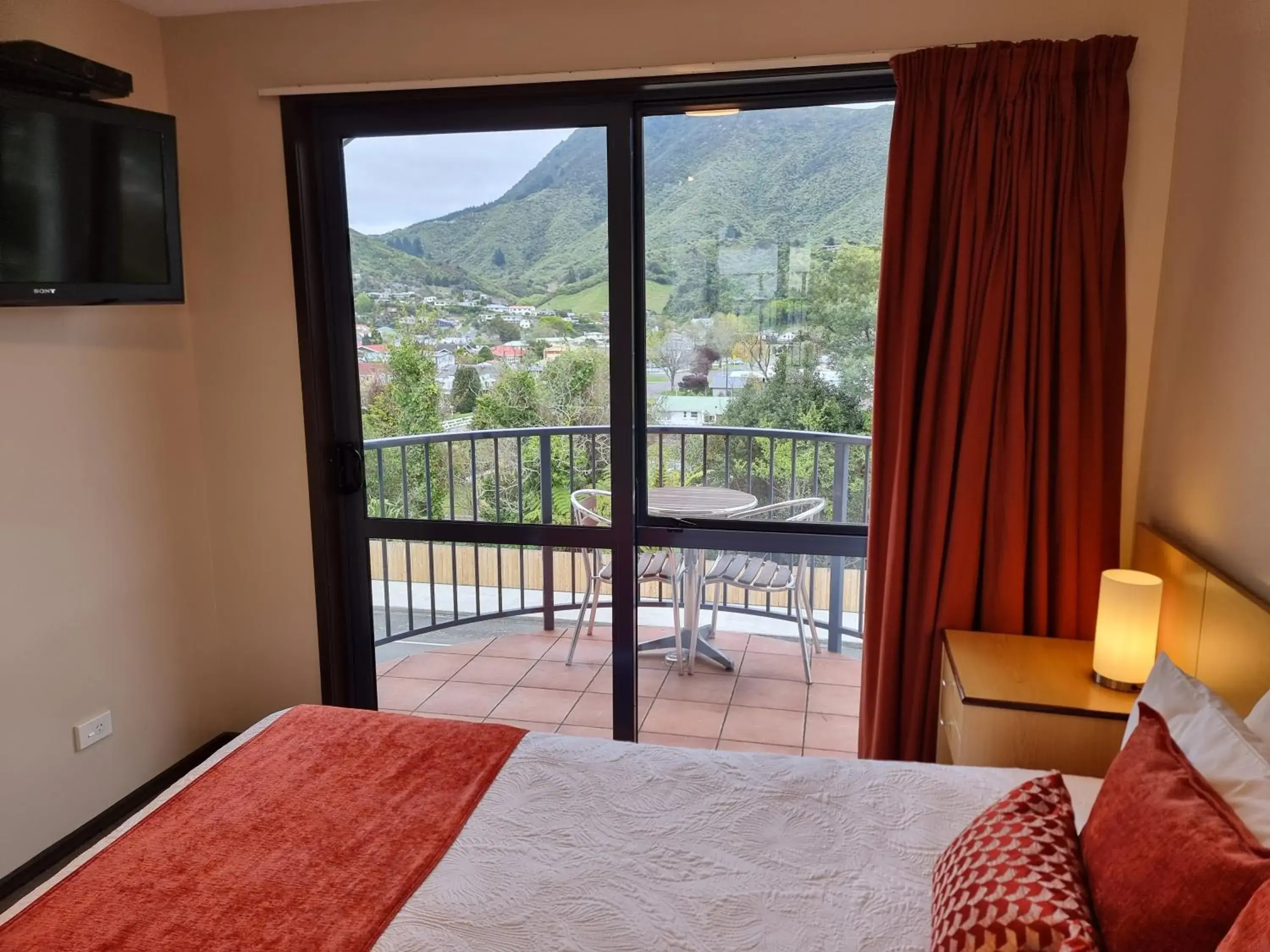 View (from property/room), Bed in Broadway Motel View (from property/room), Bed in Broadway Motel