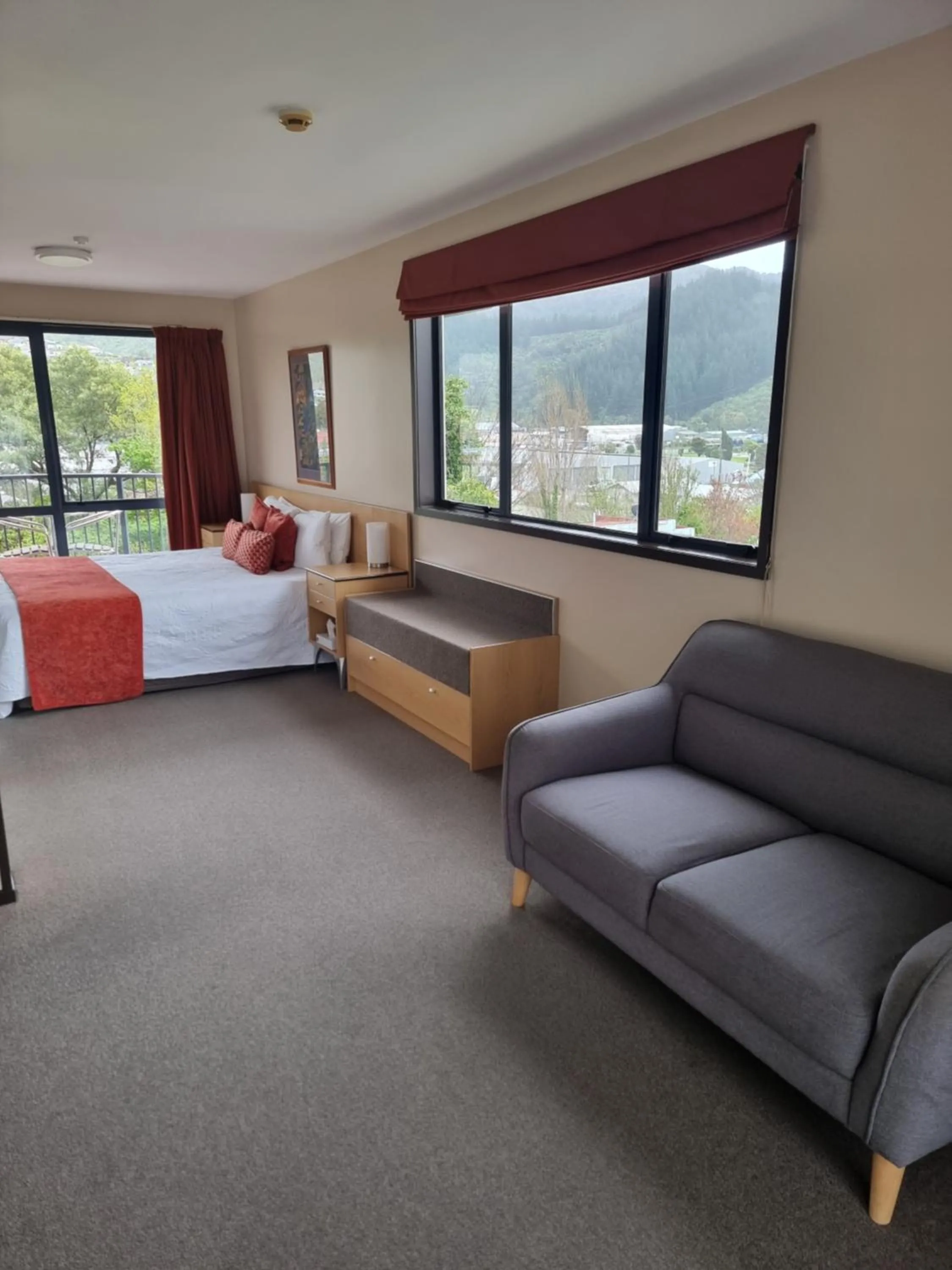 Balcony/Terrace, Bed in Broadway Motel