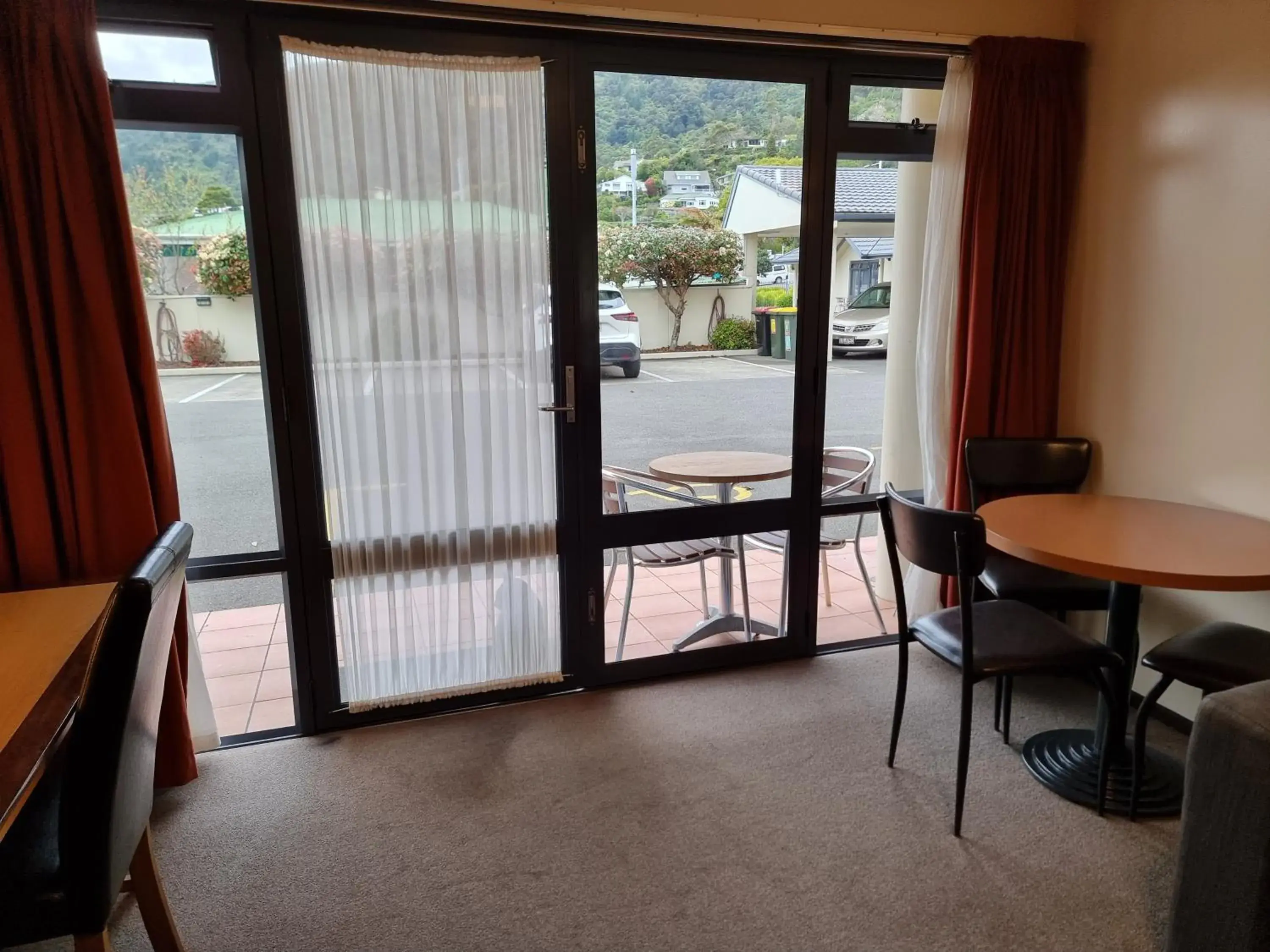 Inner courtyard view in Broadway Motel Inner courtyard view in Broadway Motel