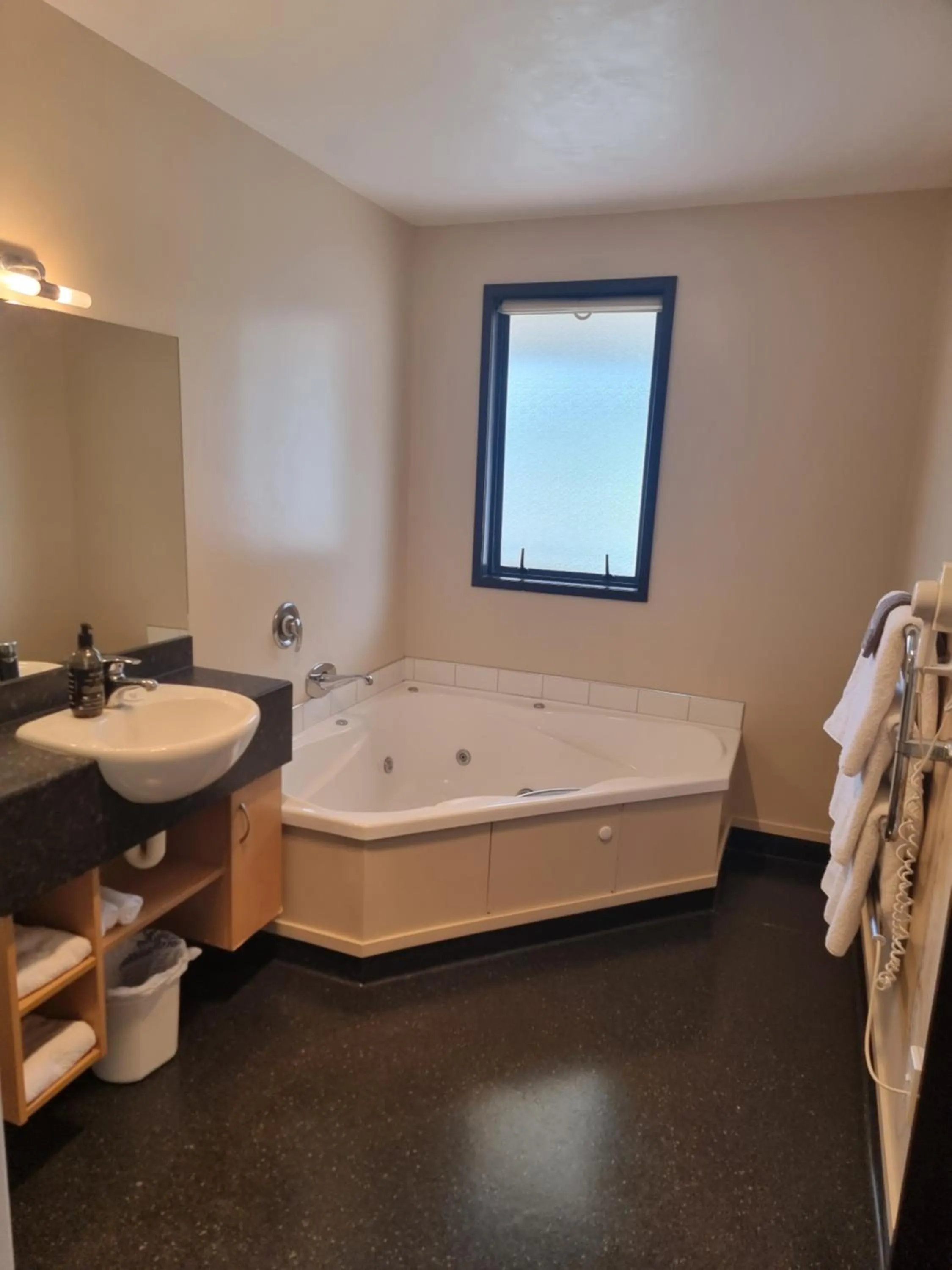 Hot Tub, Bed in Broadway Motel