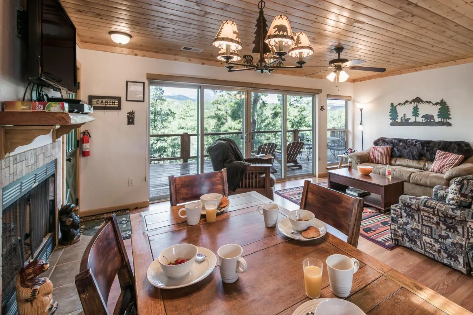 Living room in Aurora Montealis