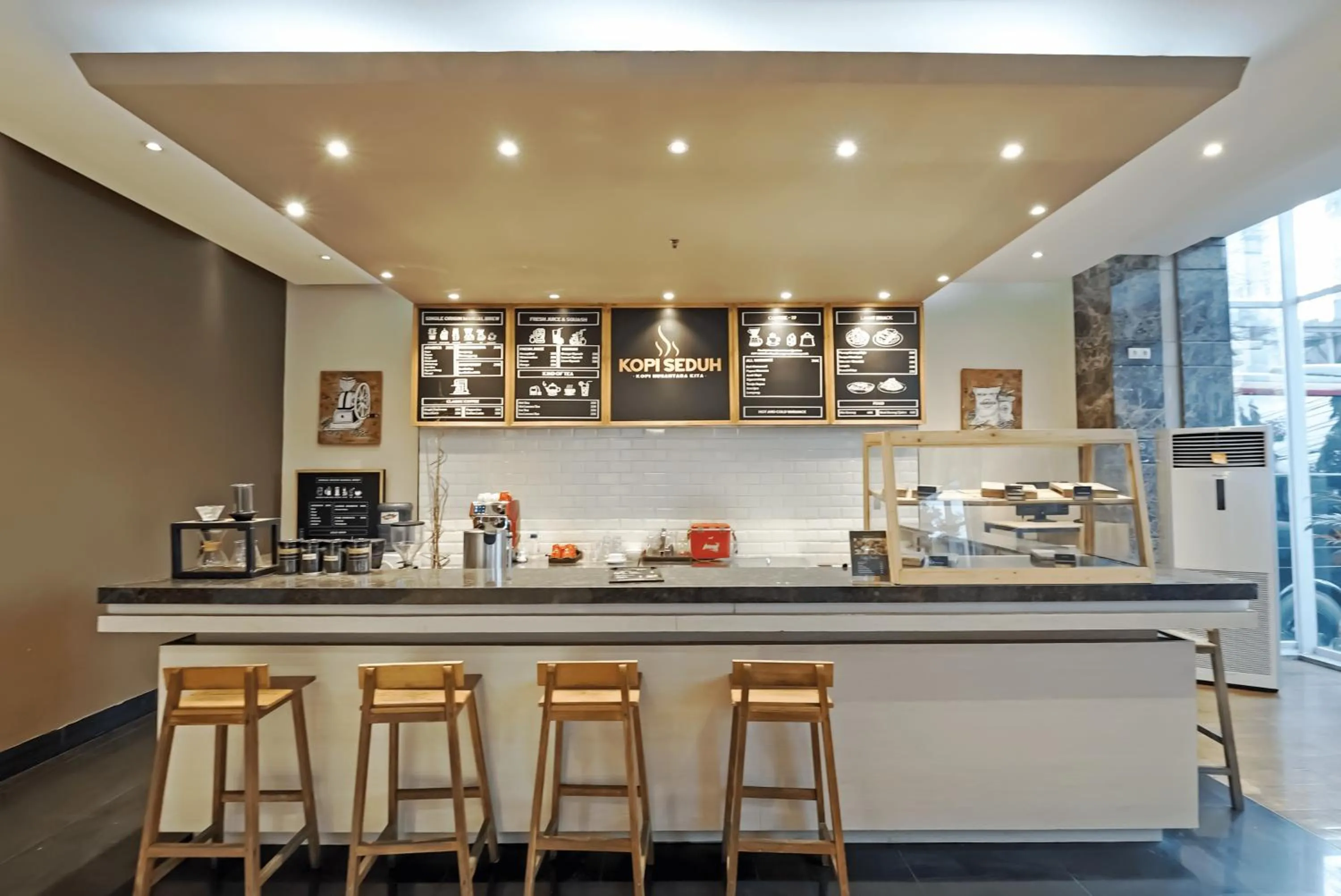 Lounge or bar in Grand Tjokro Yogyakarta