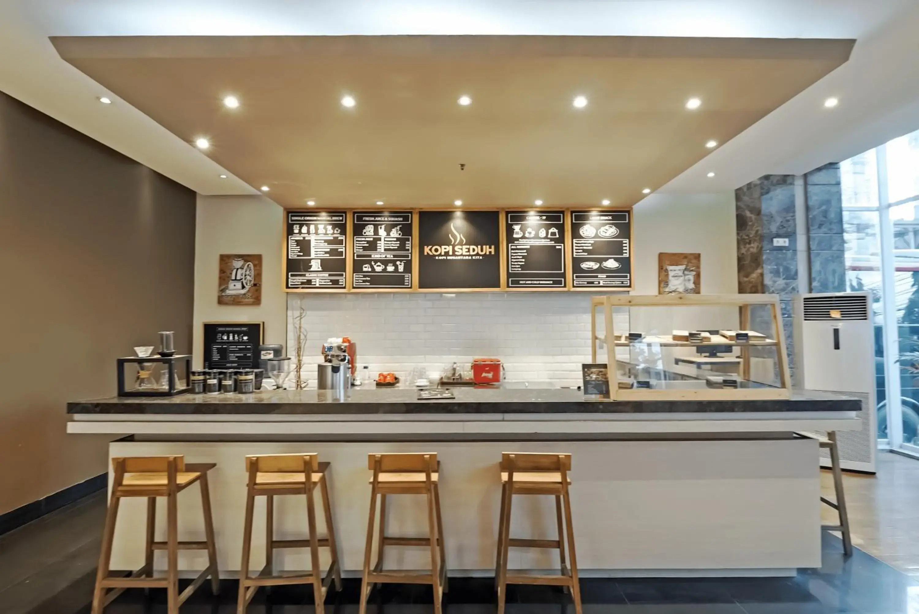 Lounge or bar in Grand Tjokro Yogyakarta Lounge or bar in Grand Tjokro Yogyakarta