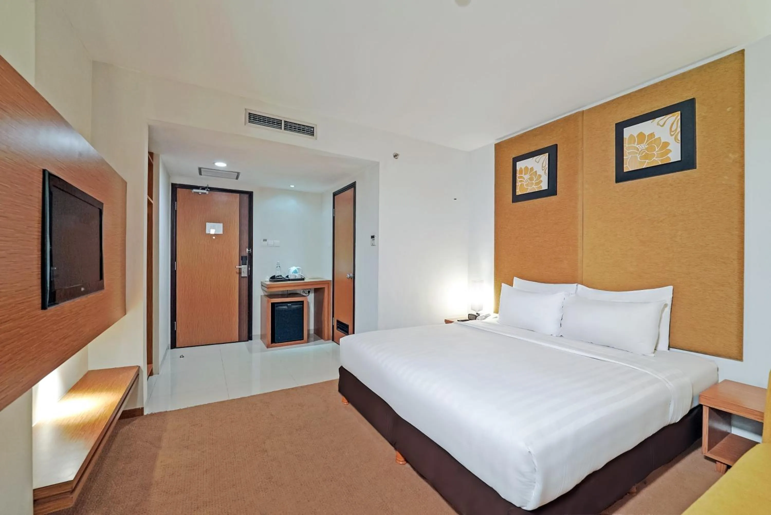 Bed in Grand Tjokro Yogyakarta