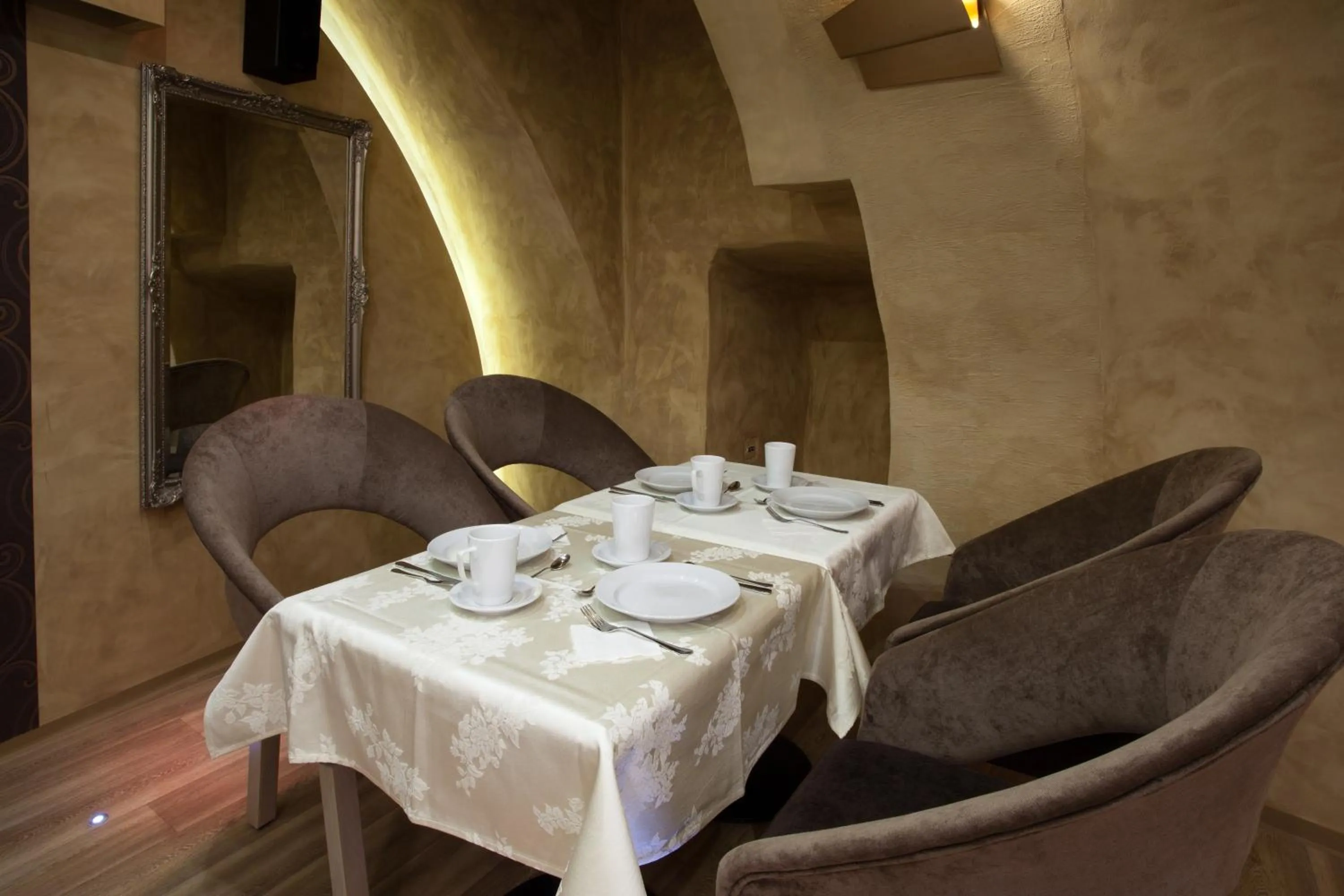 Restaurant/places to eat in Barokk Hotel Promenád