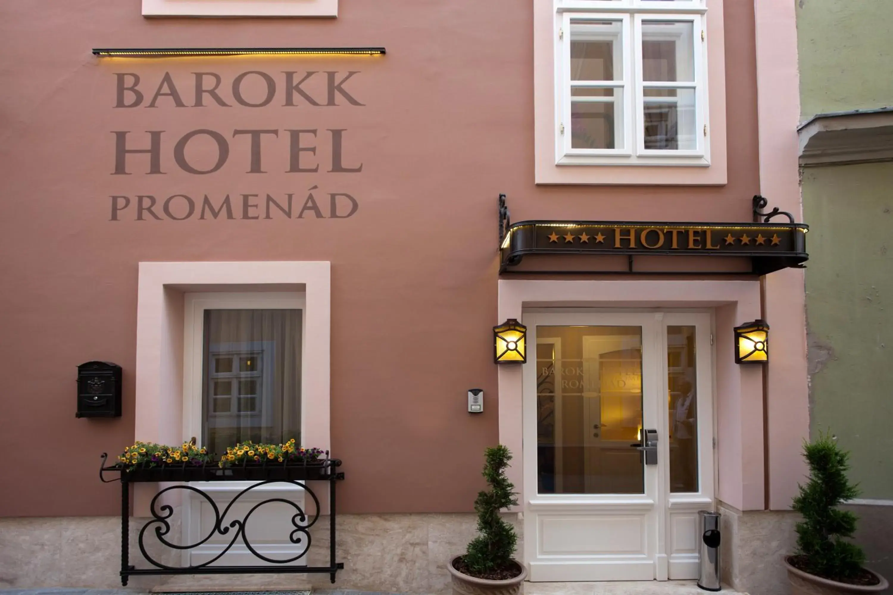 Facade/entrance in Barokk Hotel Promenád Facade/entrance in Barokk Hotel Promenád