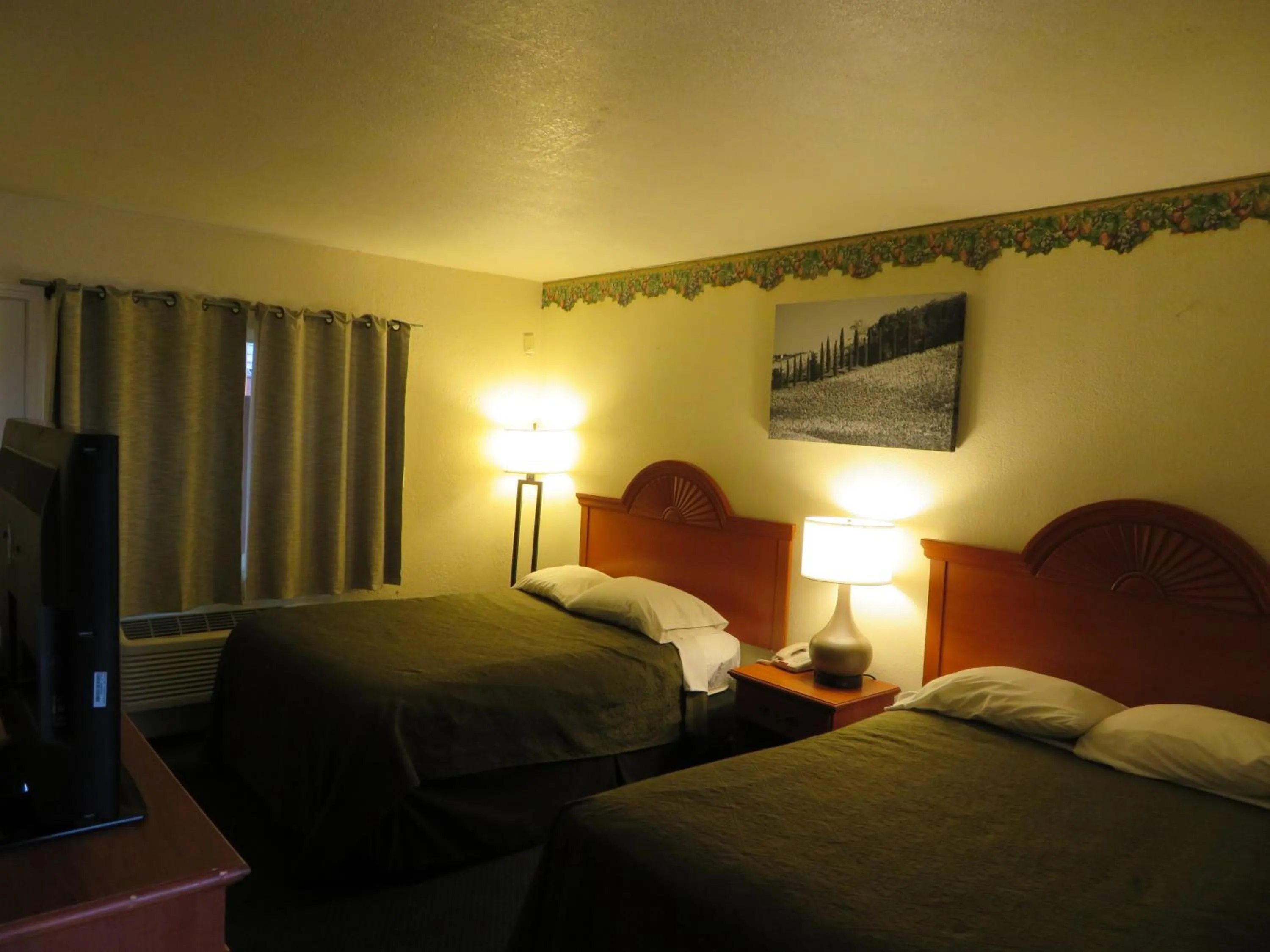Photo of the whole room, Bed in Carquinez Inn