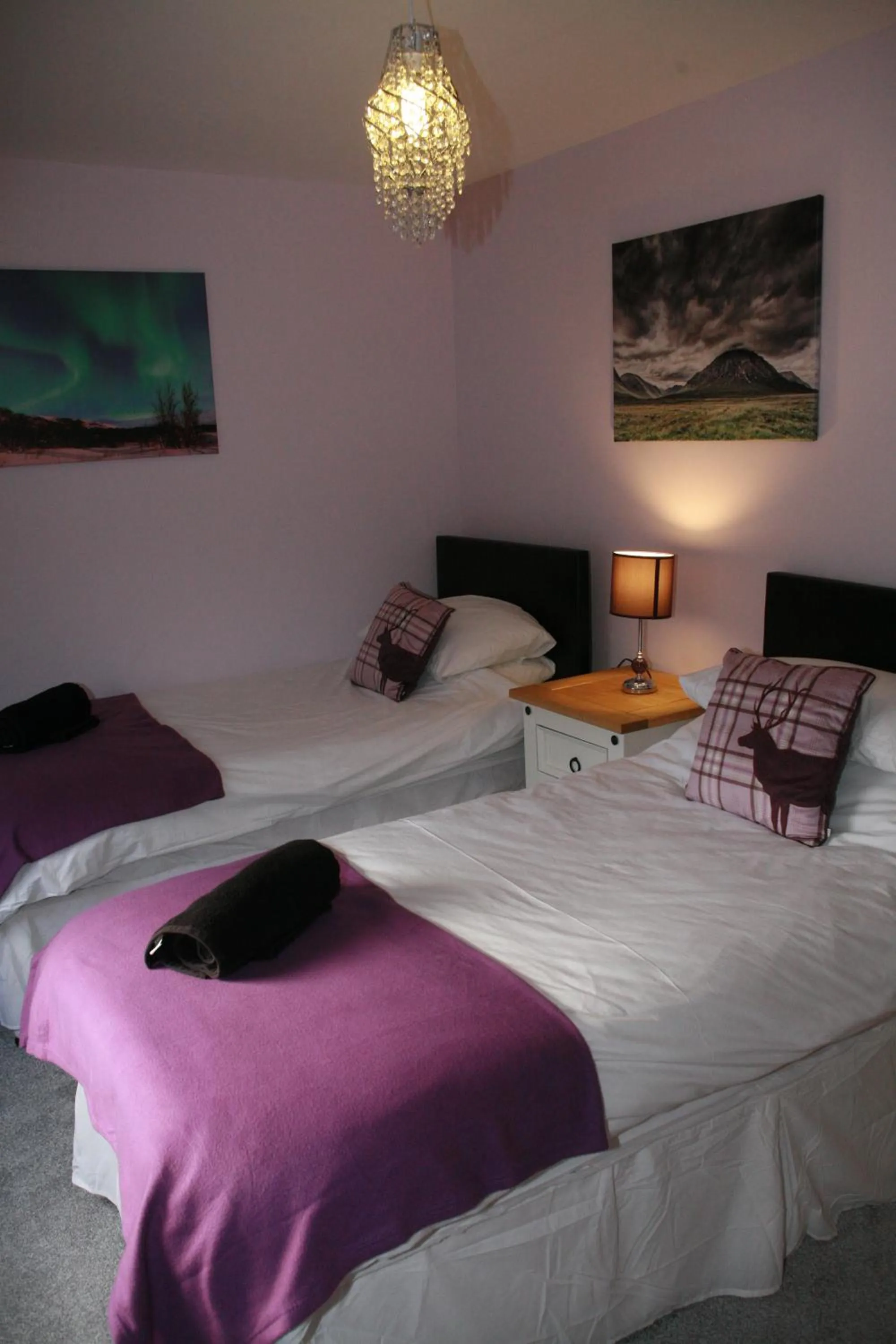 Shower, Bed in Glenlochy Nevis Bridge Apartments