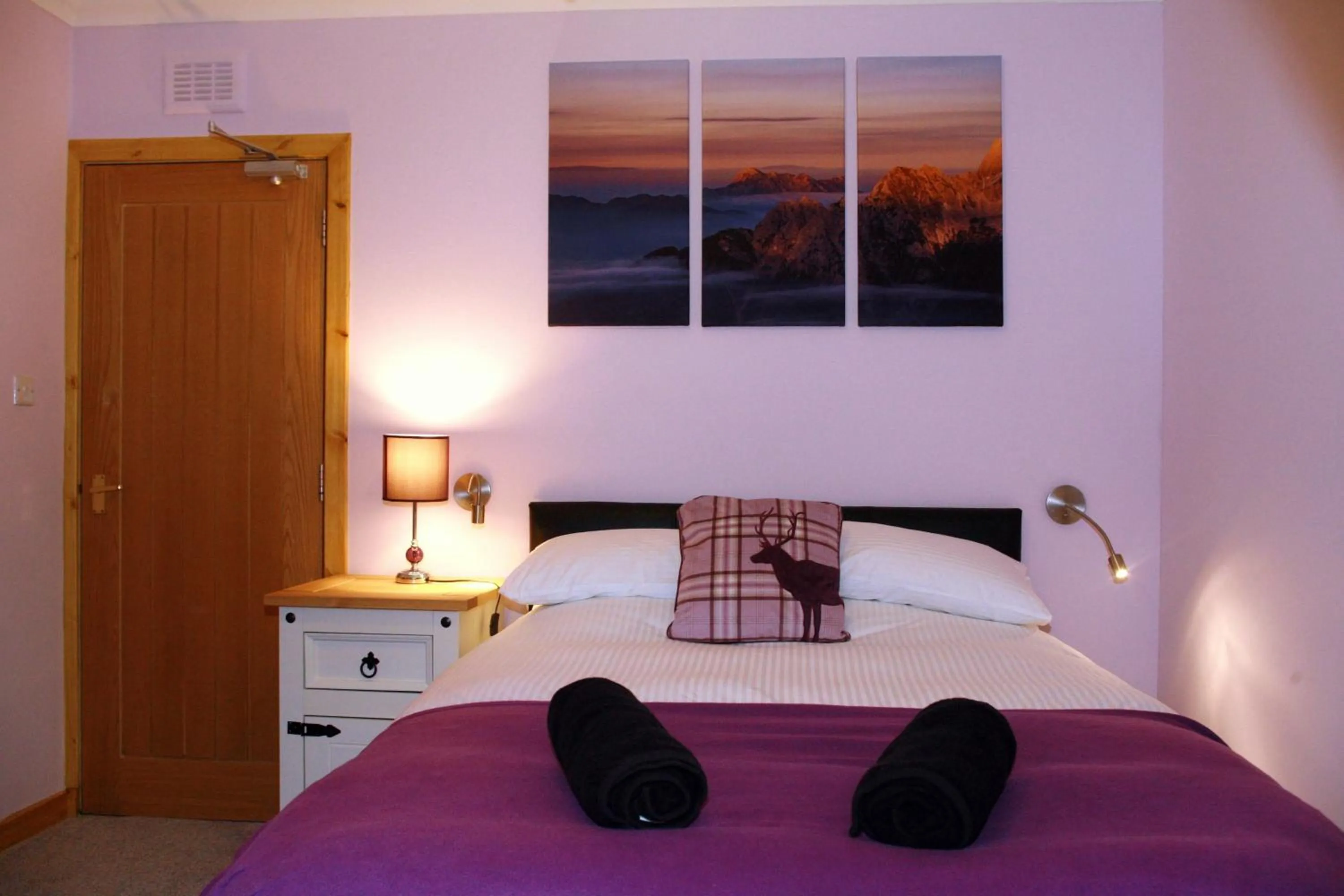 Shower, Bed in Glenlochy Nevis Bridge Apartments