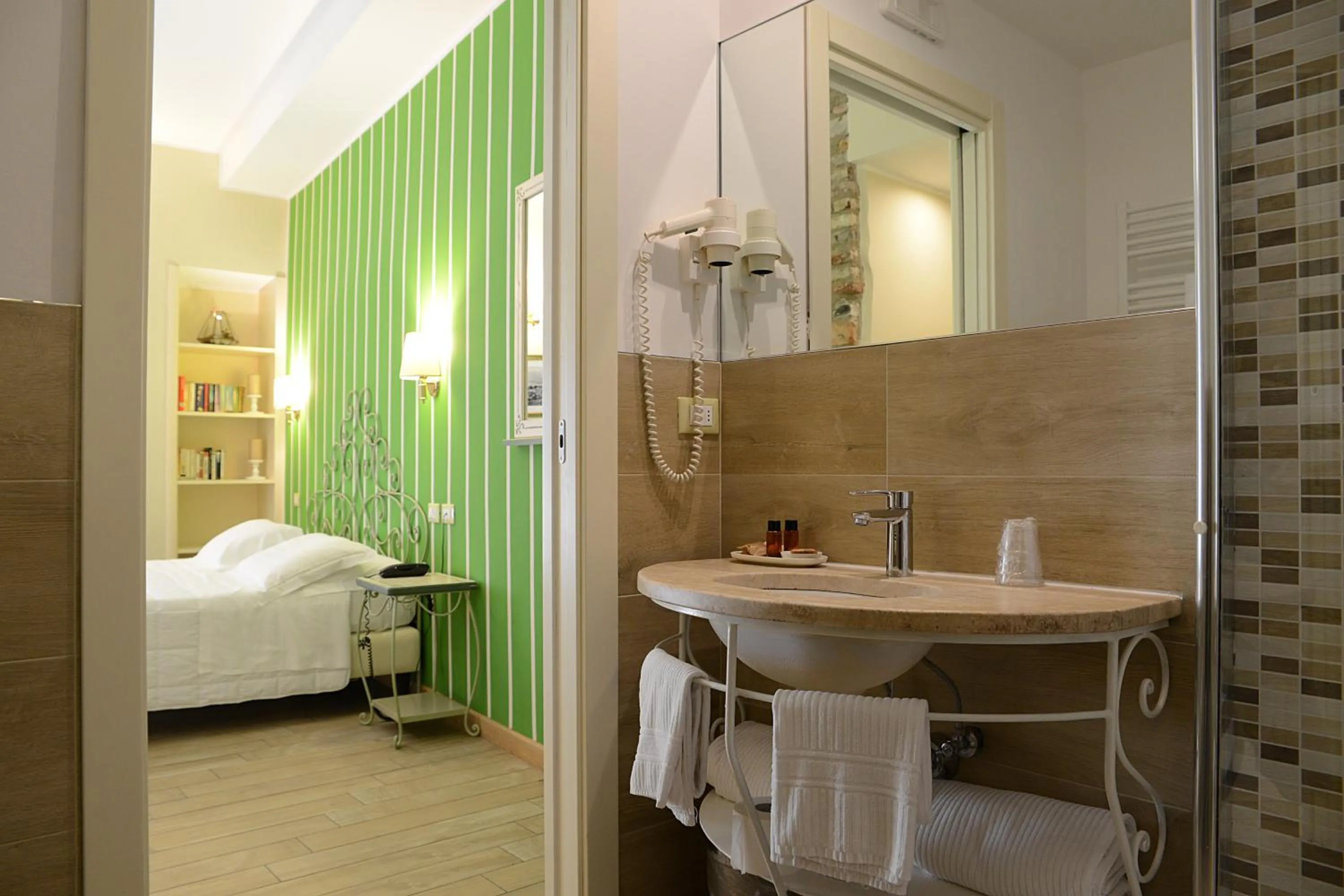 Bathroom, Bed in Hotel Borgo Antico