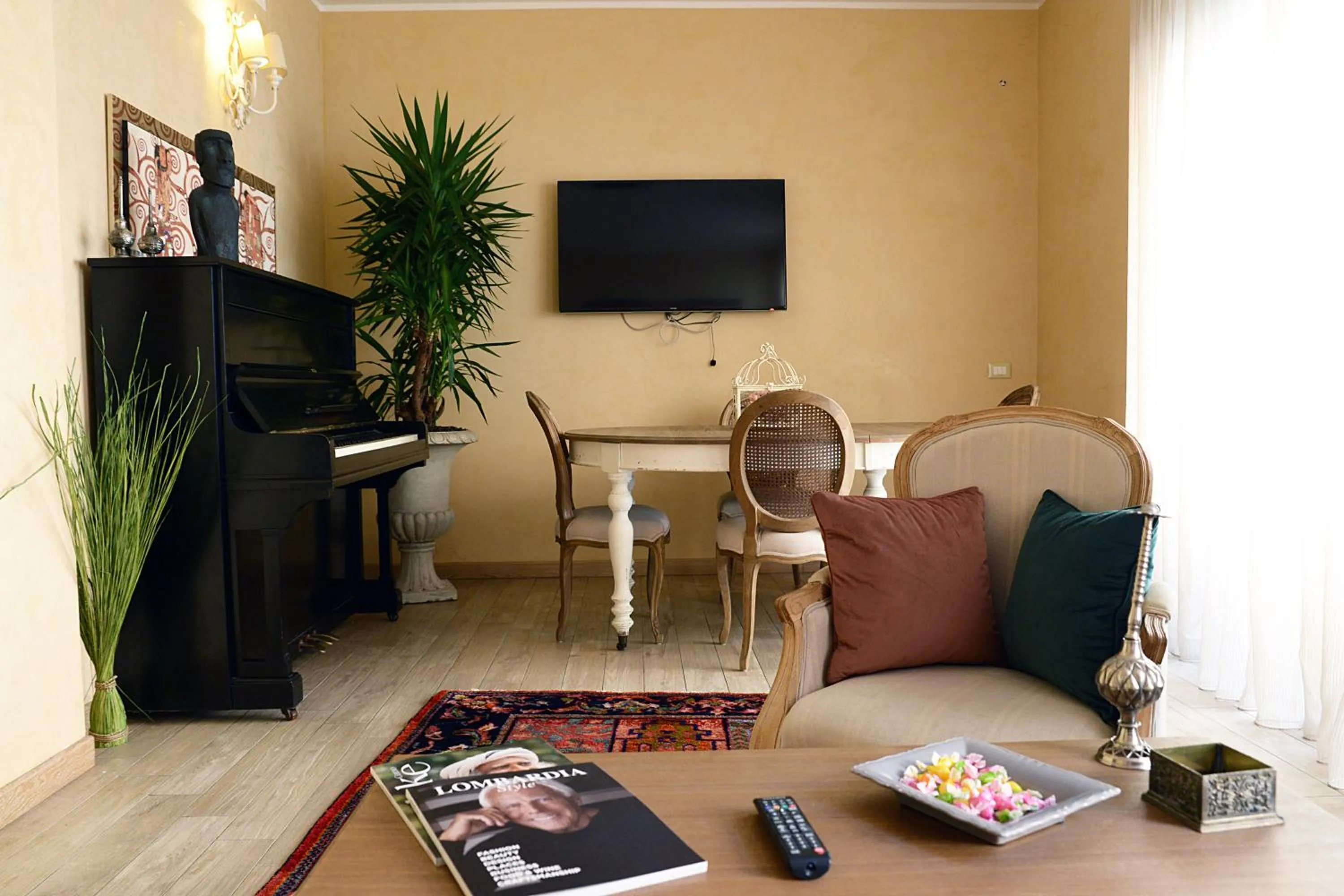 Communal lounge/ TV room in Hotel Borgo Antico