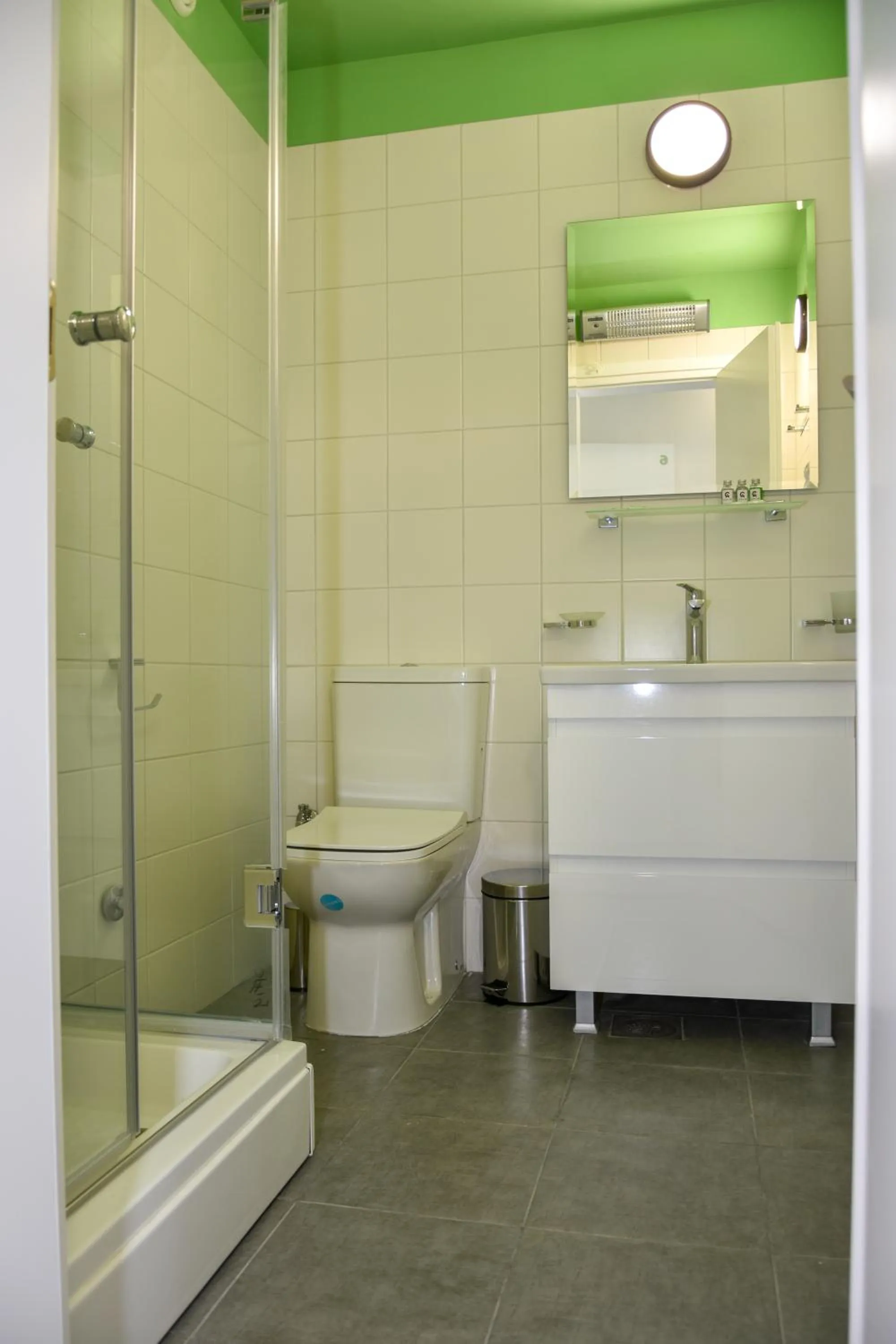 Shower in Osten Art Hotel