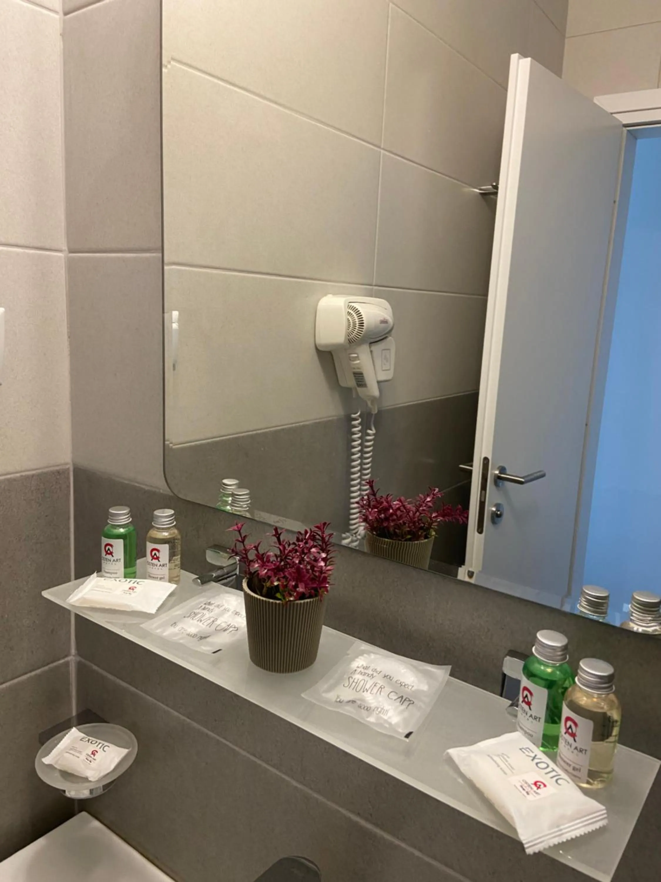 Bathroom in Osten Art Hotel