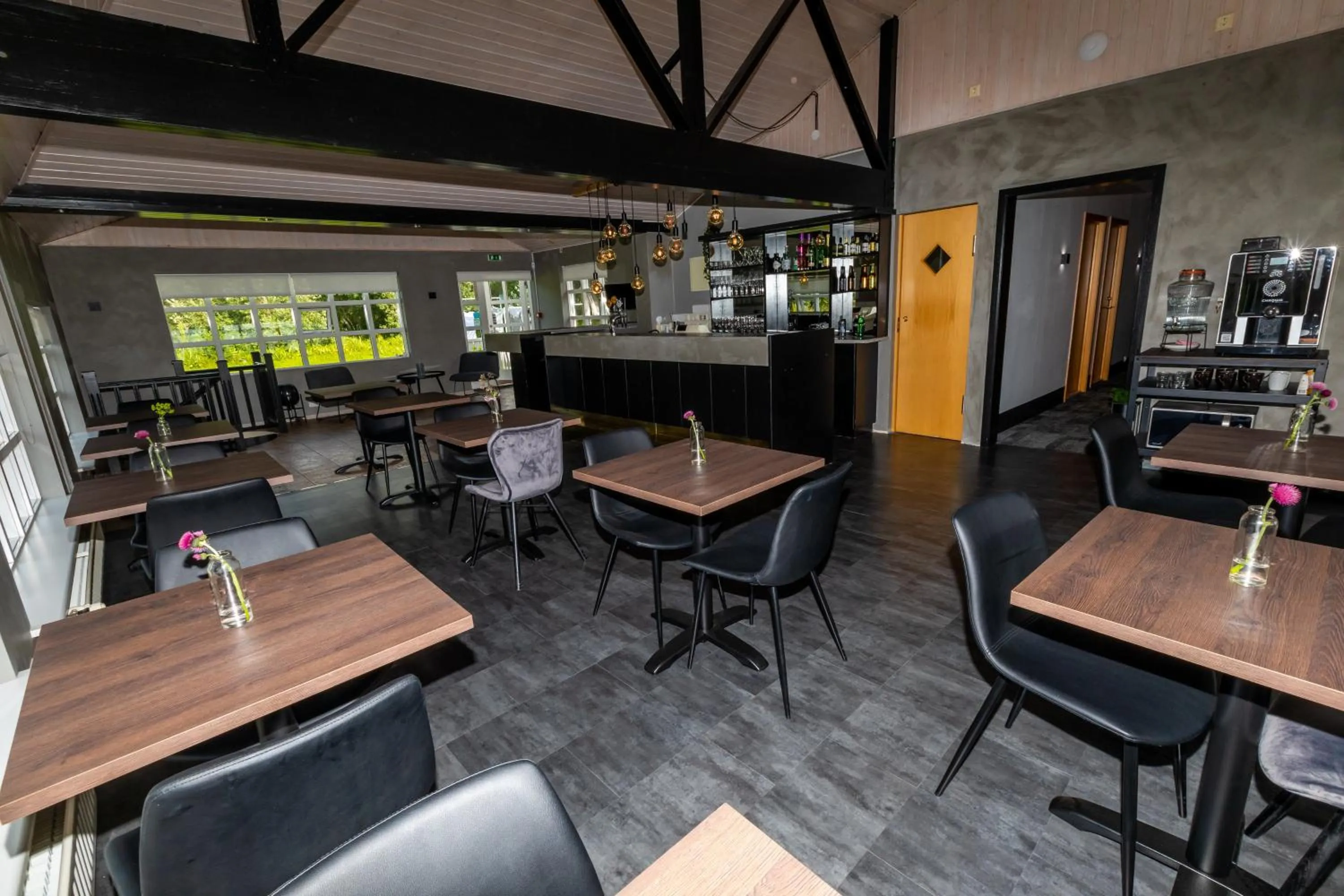 Restaurant/places to eat in Hotel North