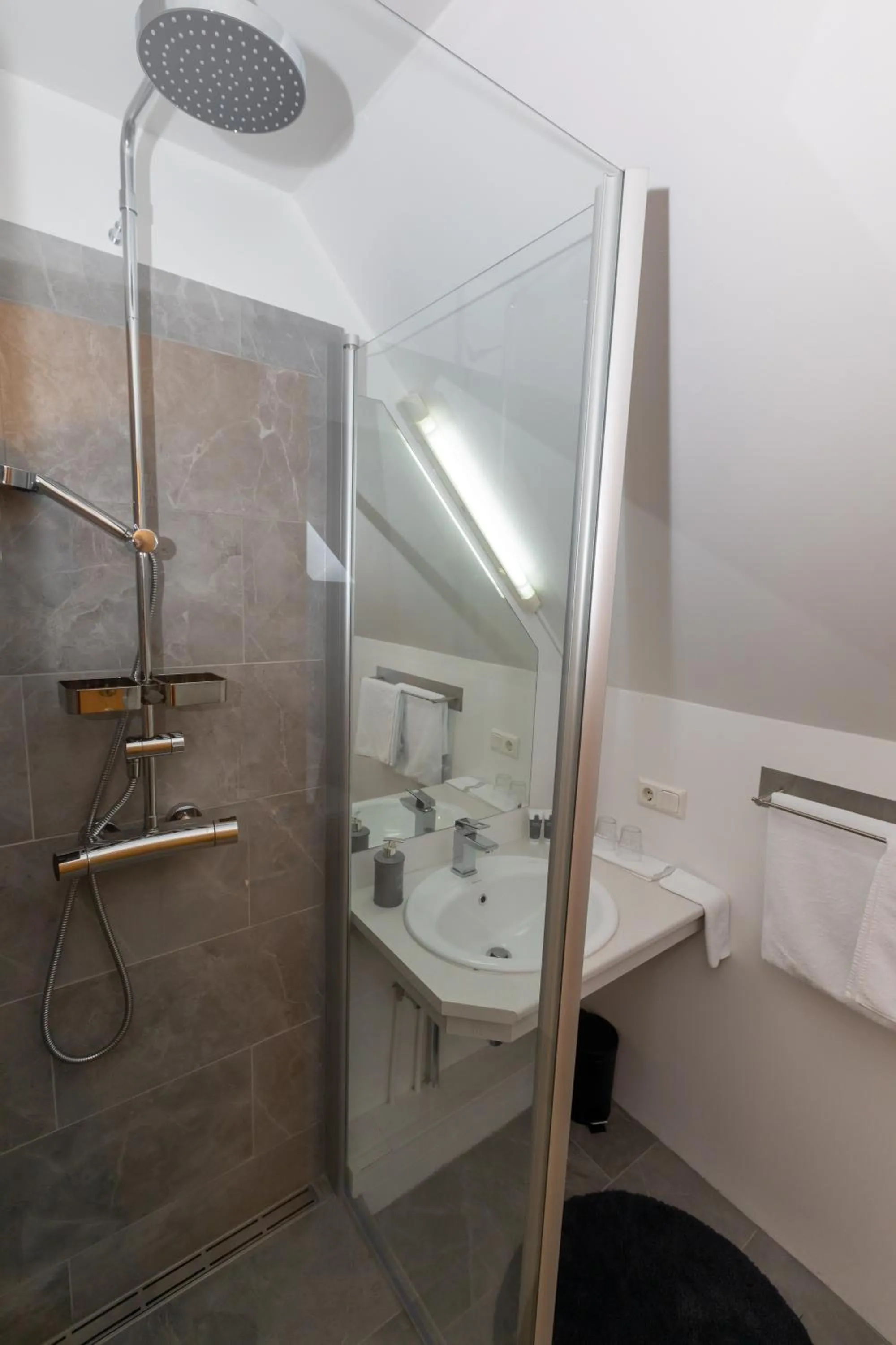 Shower in Hotel North