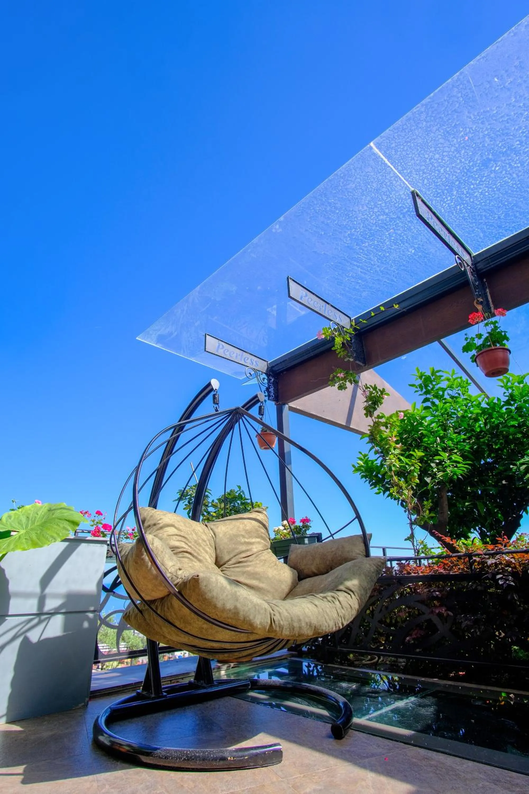 Restaurant/places to eat in Peerless Villas Hotel