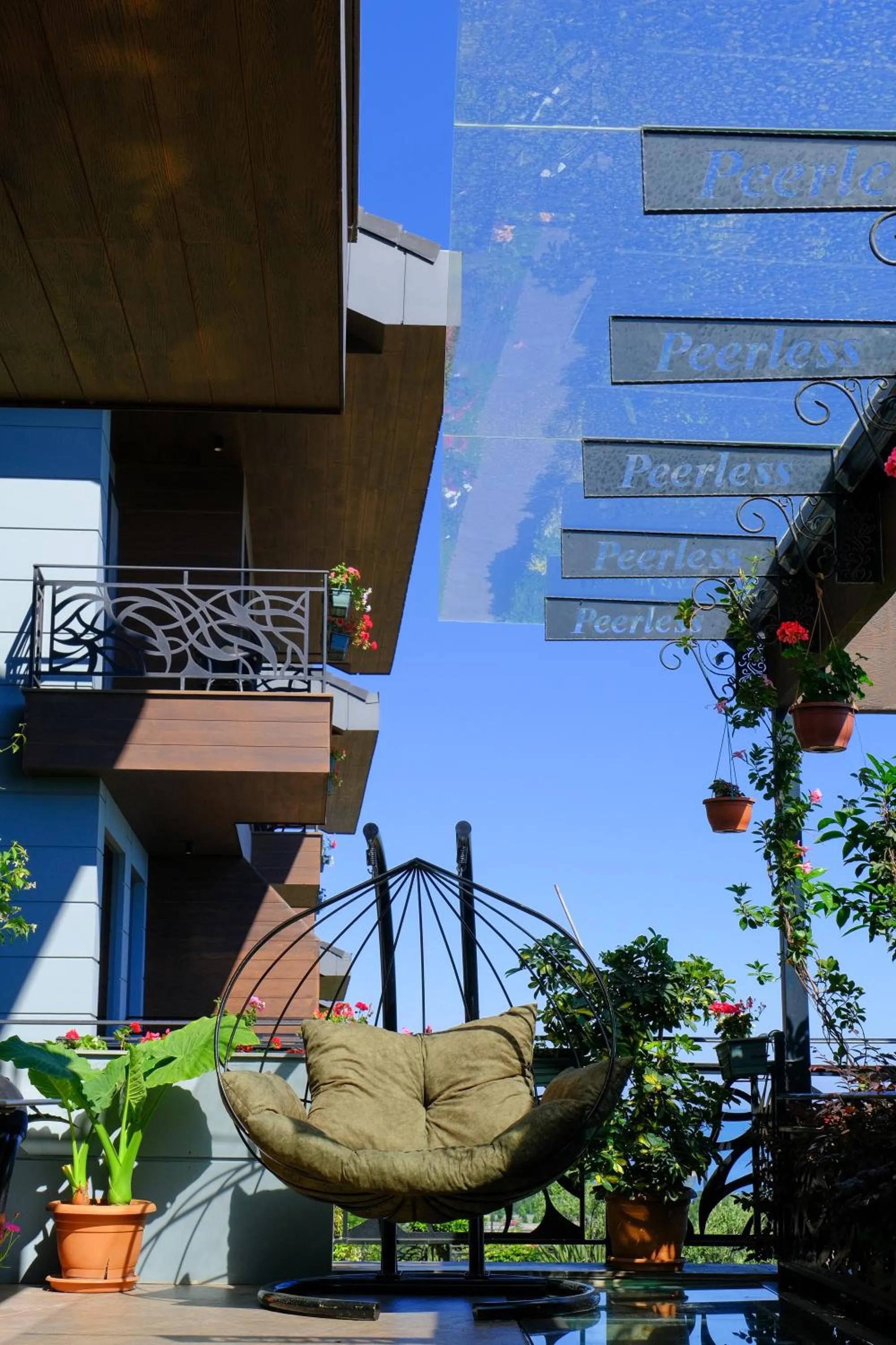 Restaurant/places to eat in Peerless Villas Hotel